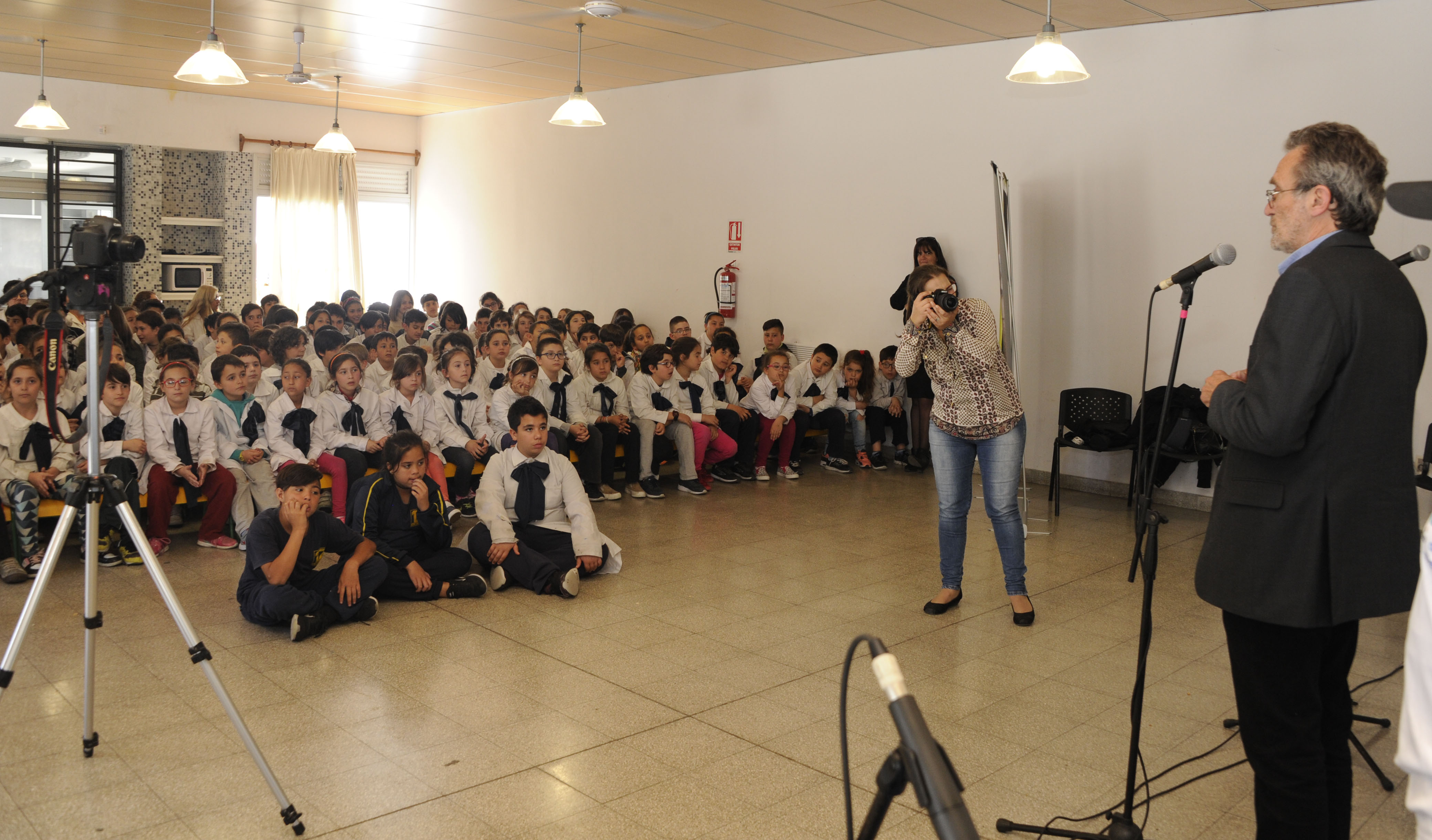 Consejero de Primaria, Héctor Florit habla con los escolares