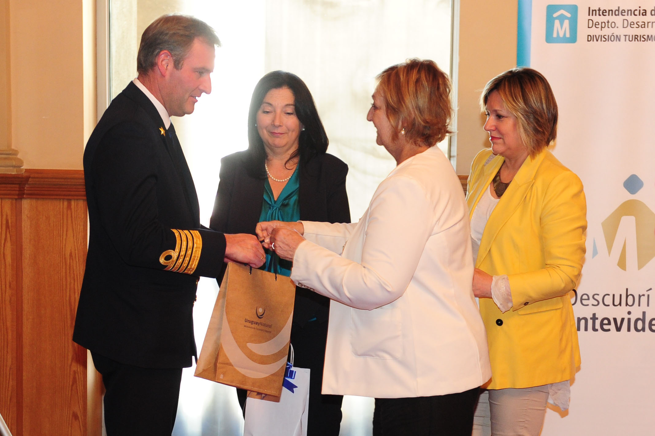 Ministra de Turismo, Liliam Kechichian, en el lanzamiento de la temporada de cruceros 2017-2018