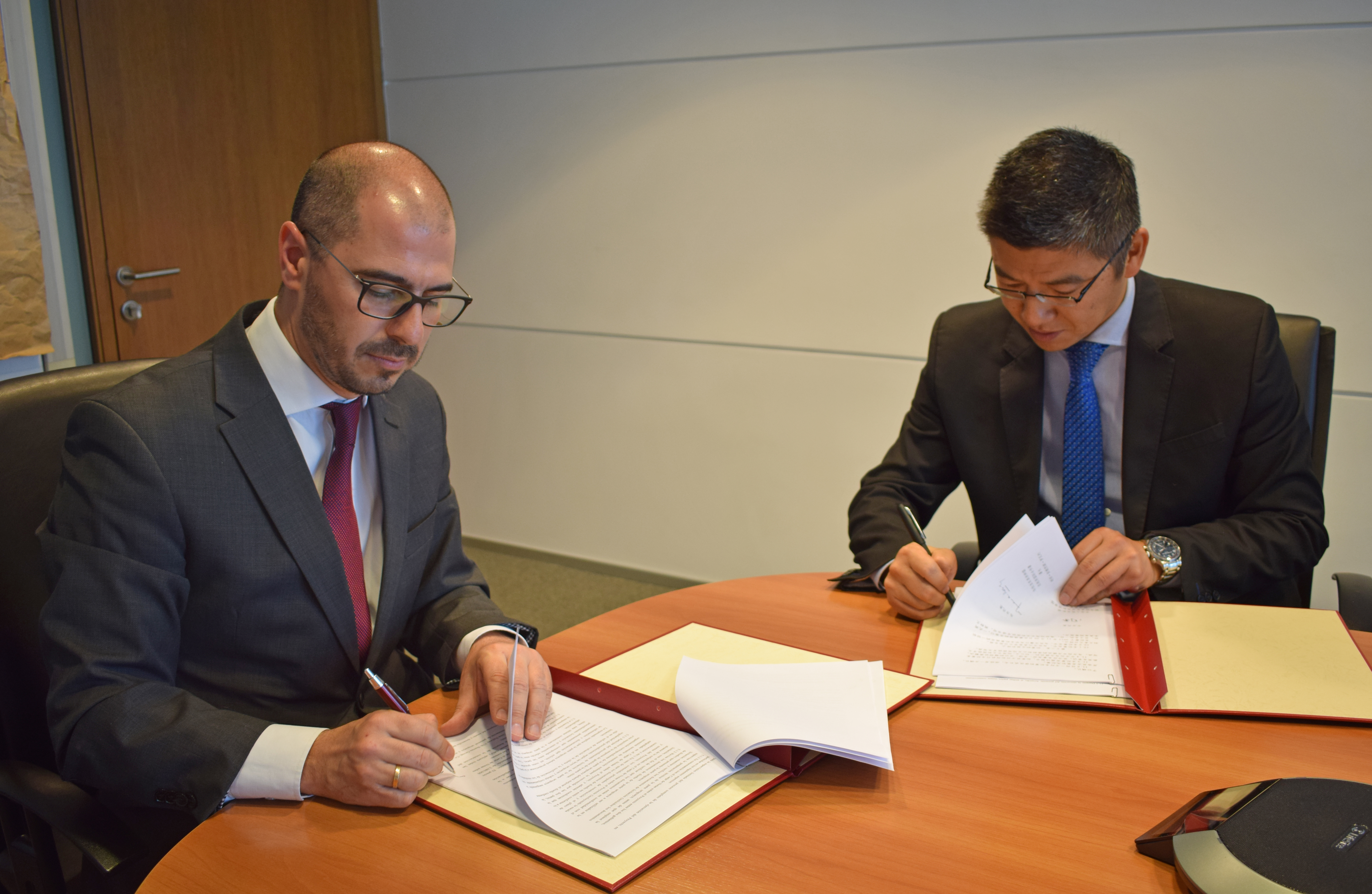 Prosecretario de Presidencia, Juan Andrés Roballo y Zhou Quan