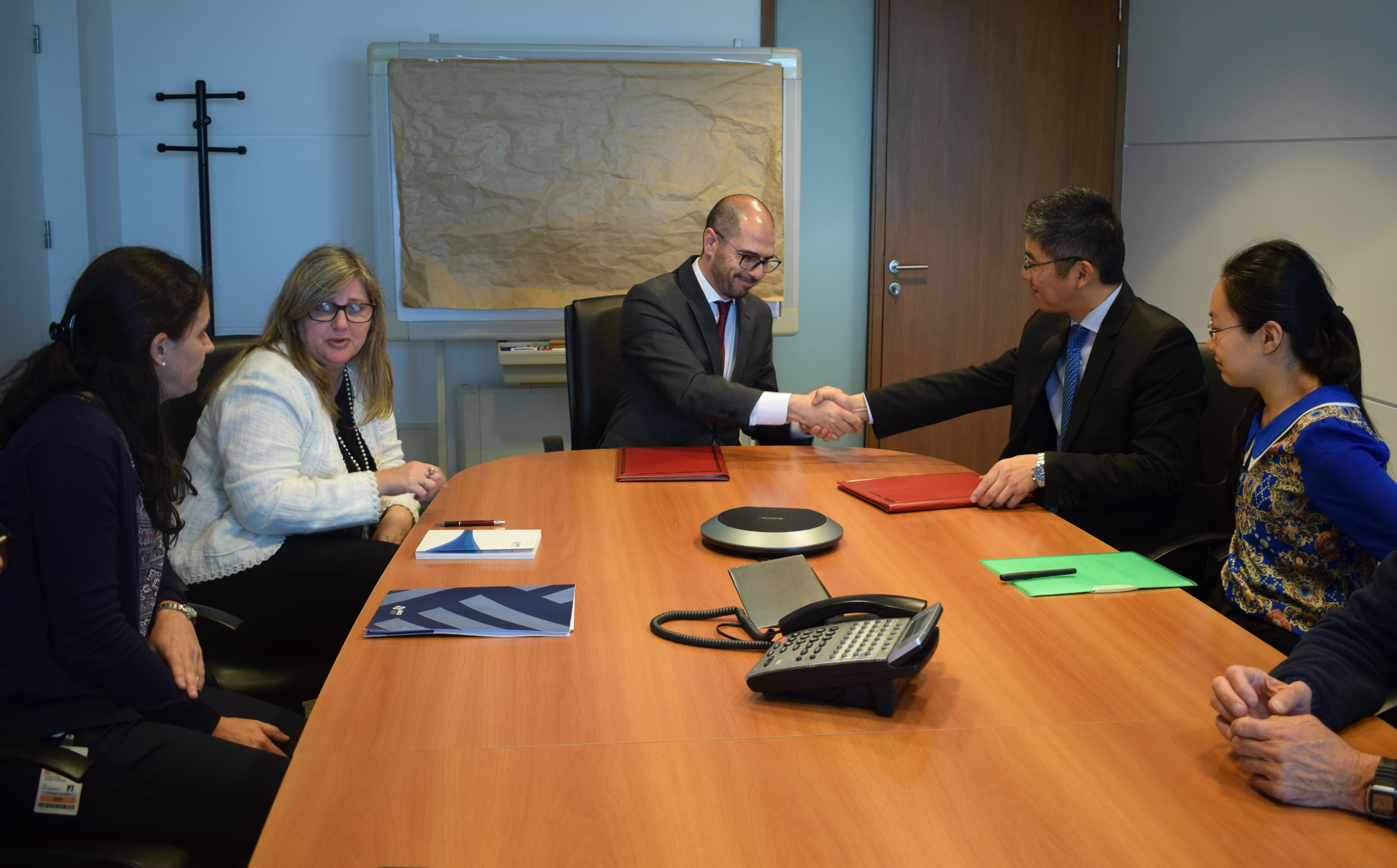 Prosecretario de Presidencia, Juan Andrés Roballo, junto a Zhou Quan y autoridades presentes en el acuerdo