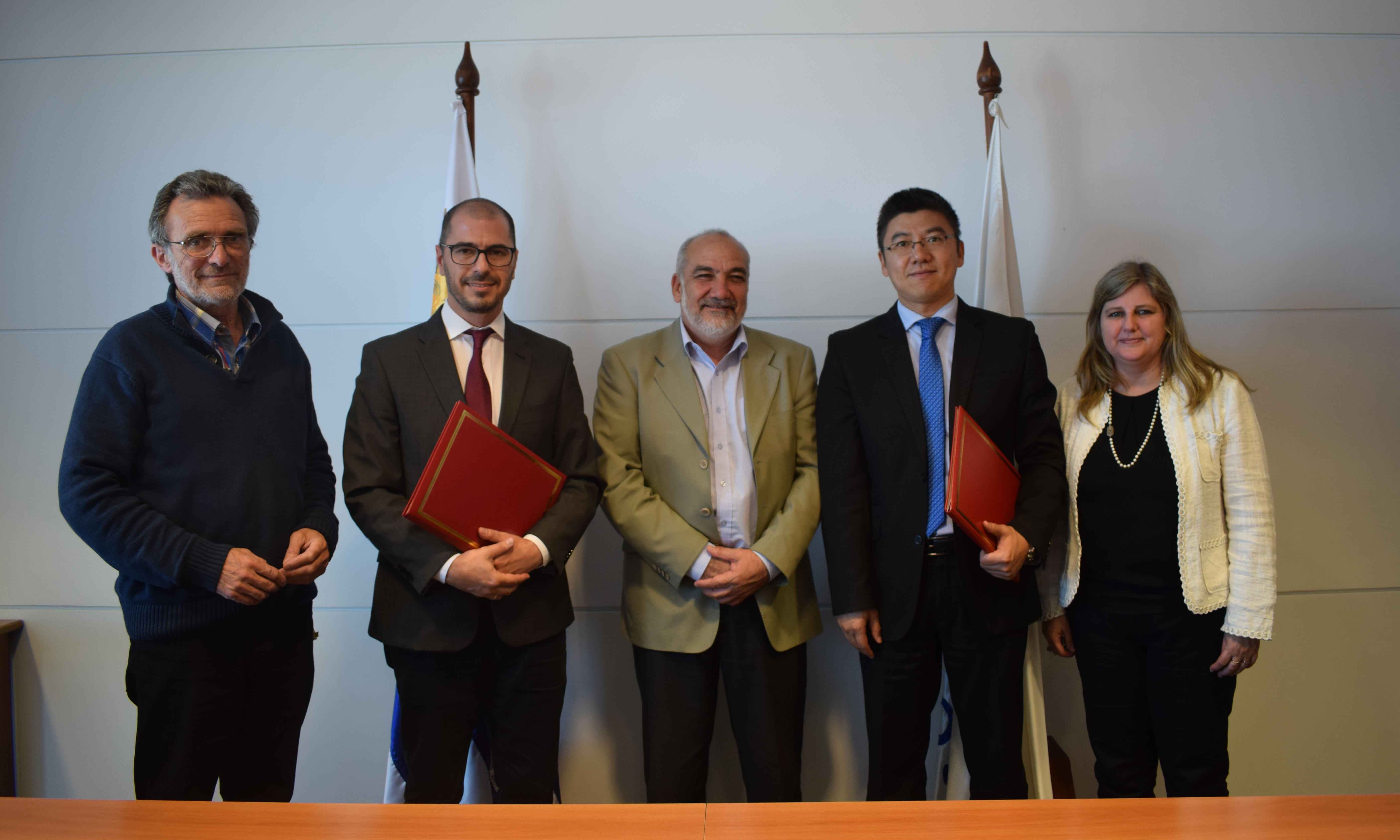 Prosecretario de Presidencia, Juan Andrés Roballo, junto a Zhou Quan y autoridades presentes en el acuerdo