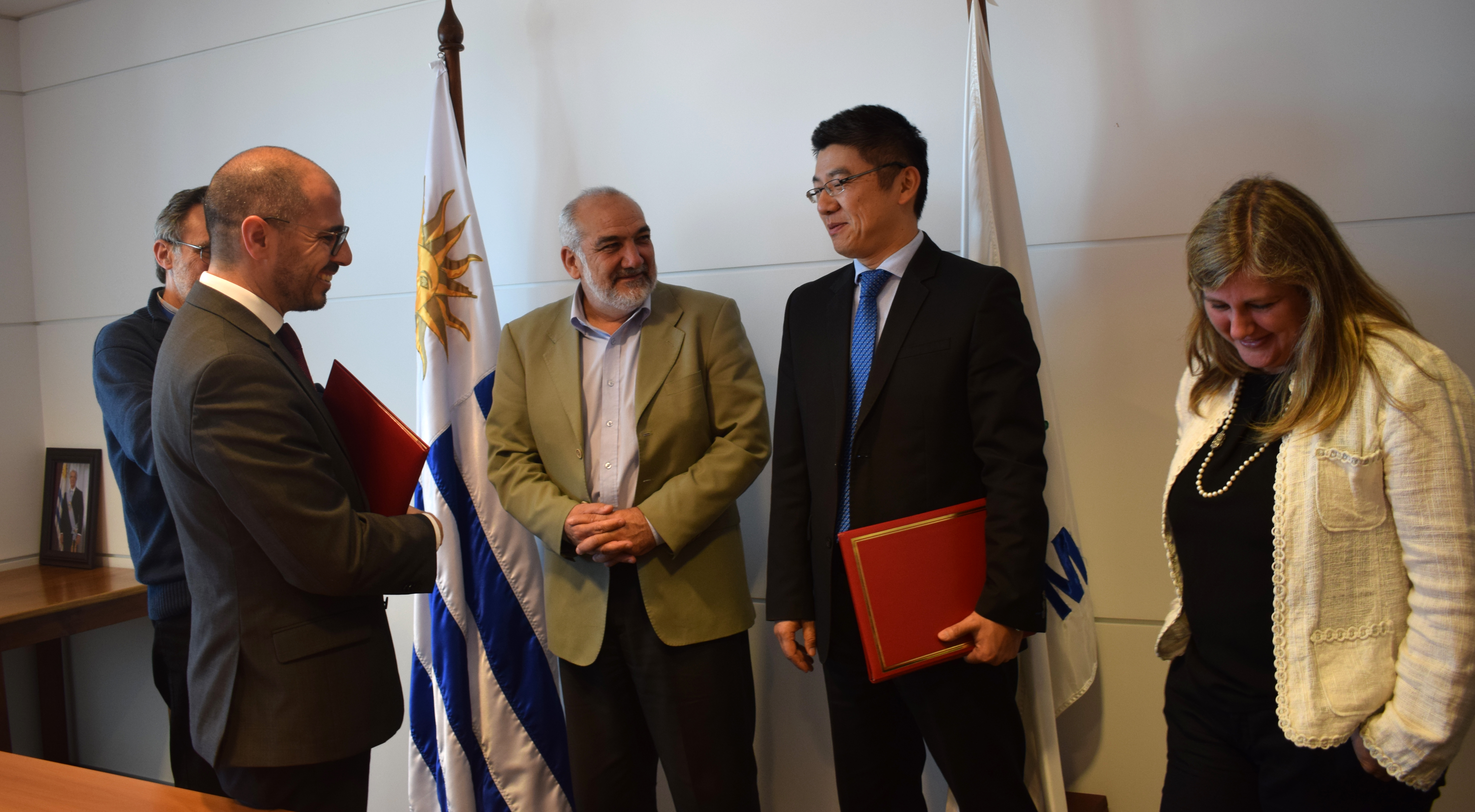 Prosecretario de Presidencia, Juan Andrés Roballo, junto a Zhou Quan y autoridades presentes en el acuerdo