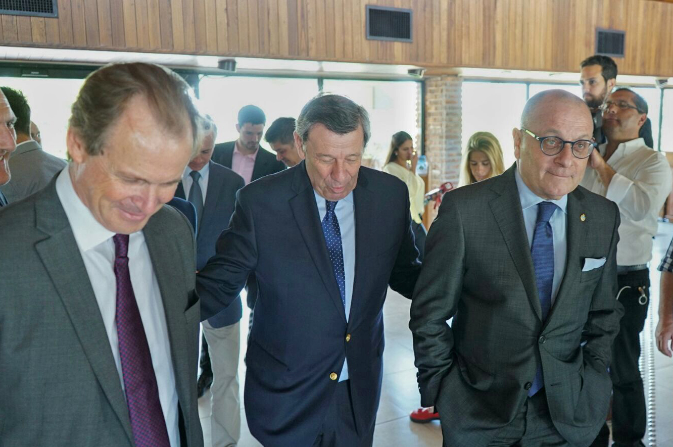 Canciller Rofolfo Nin Novoa junto a autoridades asistentes