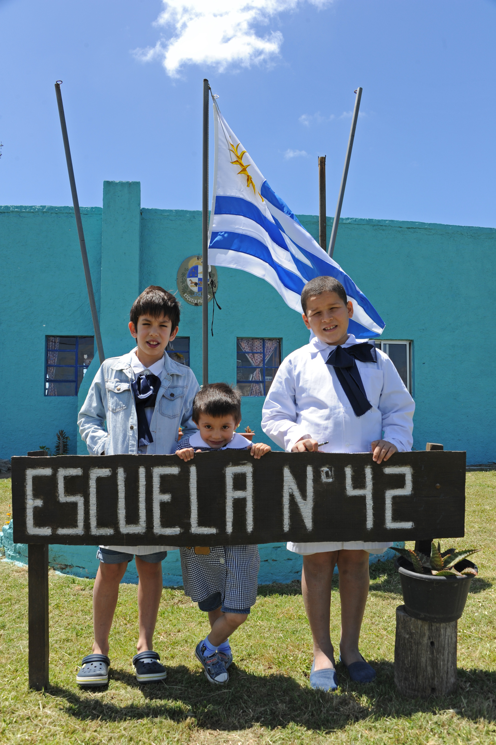 Los tres alumnos que asisten a la escuela rural n.º 42 de Treinta y Tres