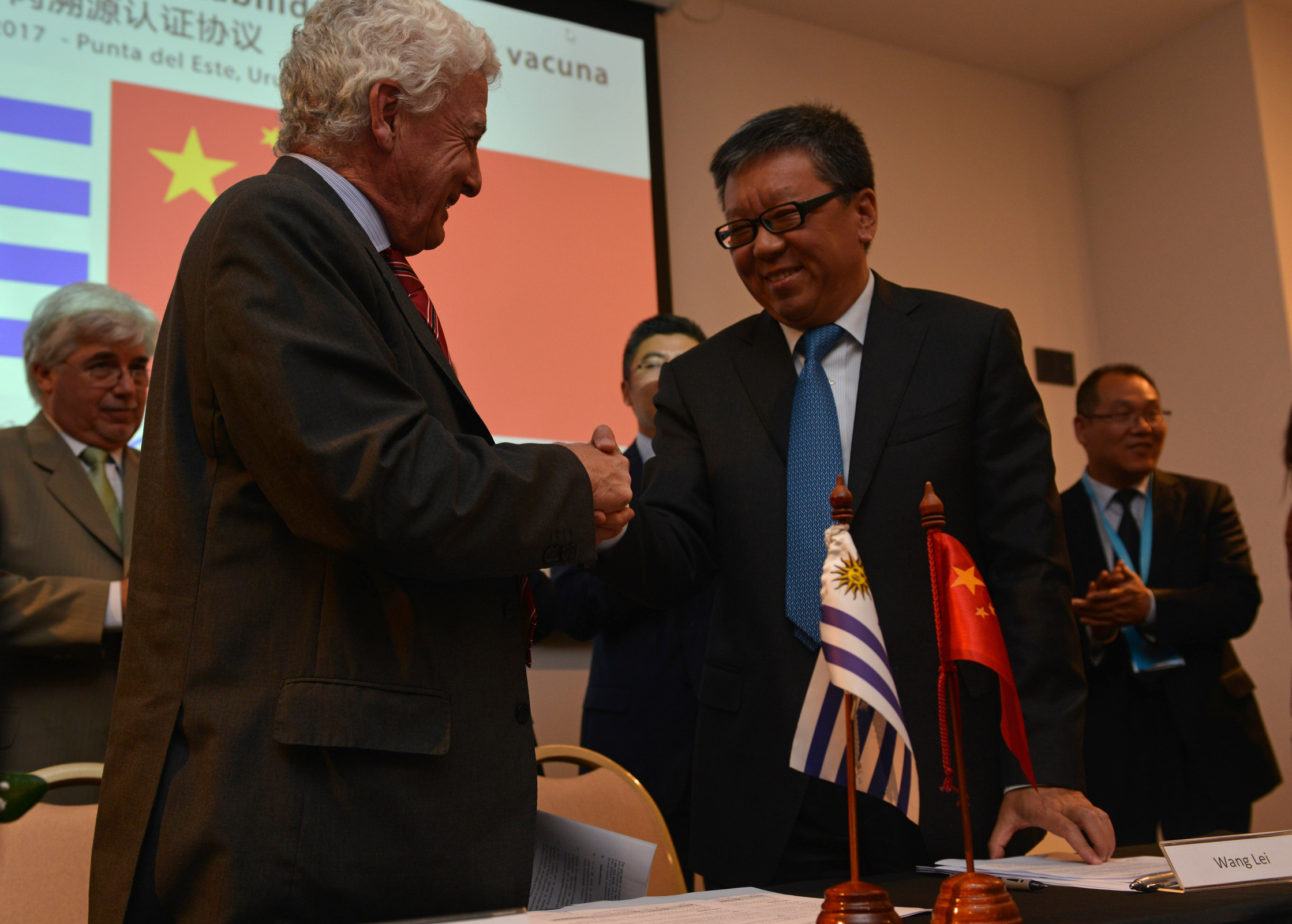 Titular del INAC, Federico Stanham y titular de China Certification & Inspection Group (CCIC)