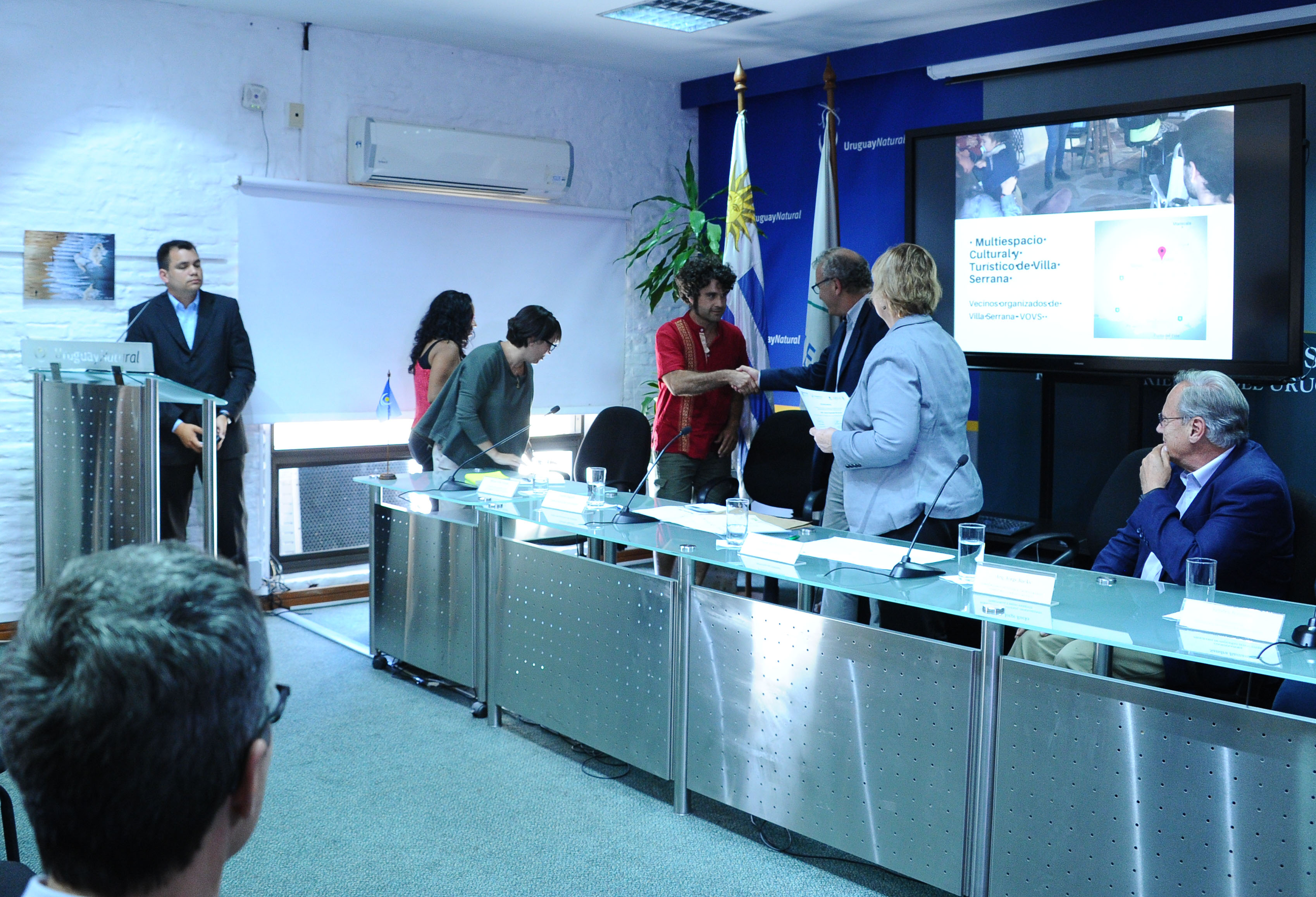Entrega de reconocimento a grupo que presentó proyecto ecoturístco