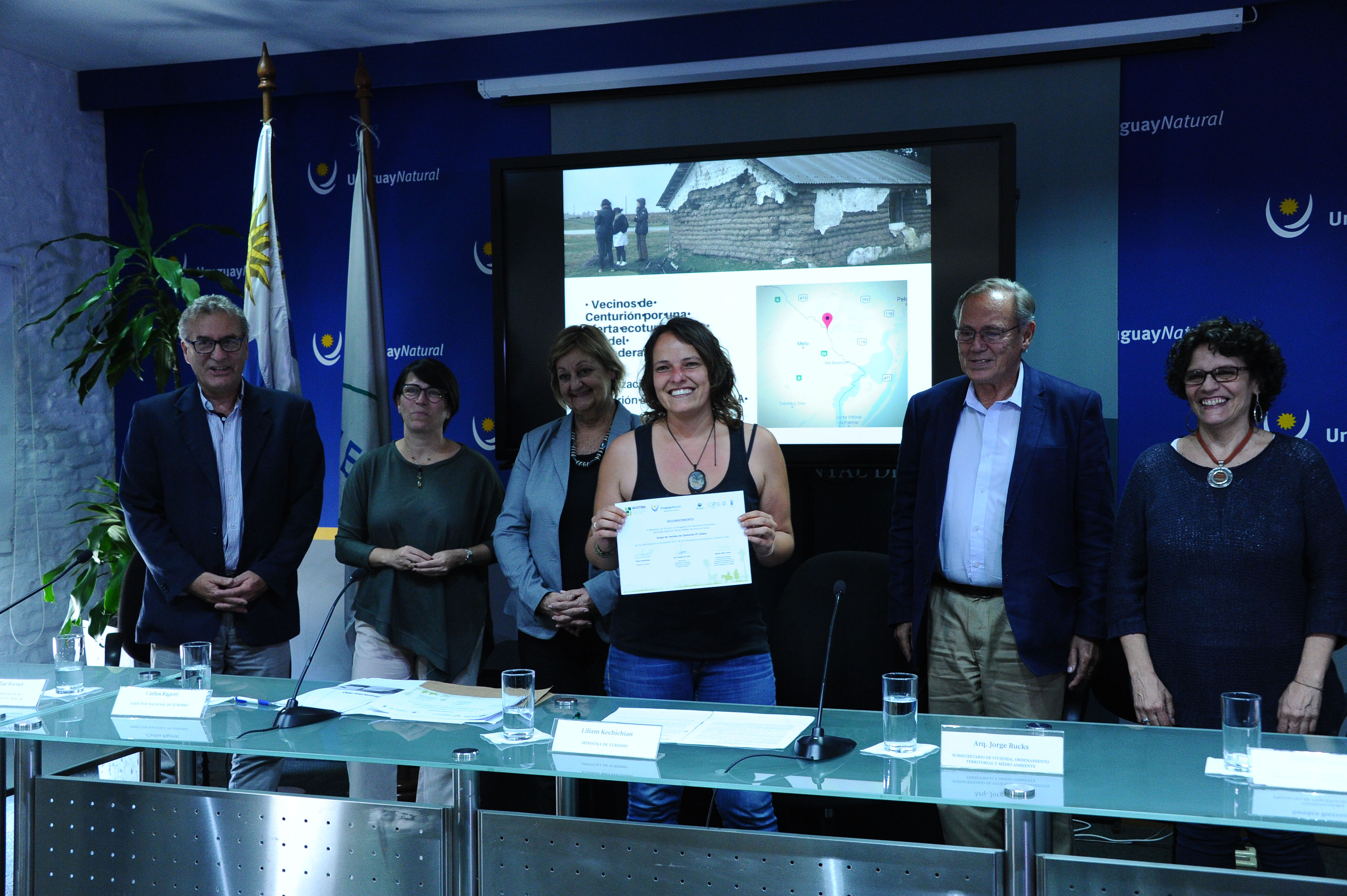 Entrega de reconocimento a grupo que presentó proyecto ecoturístco
