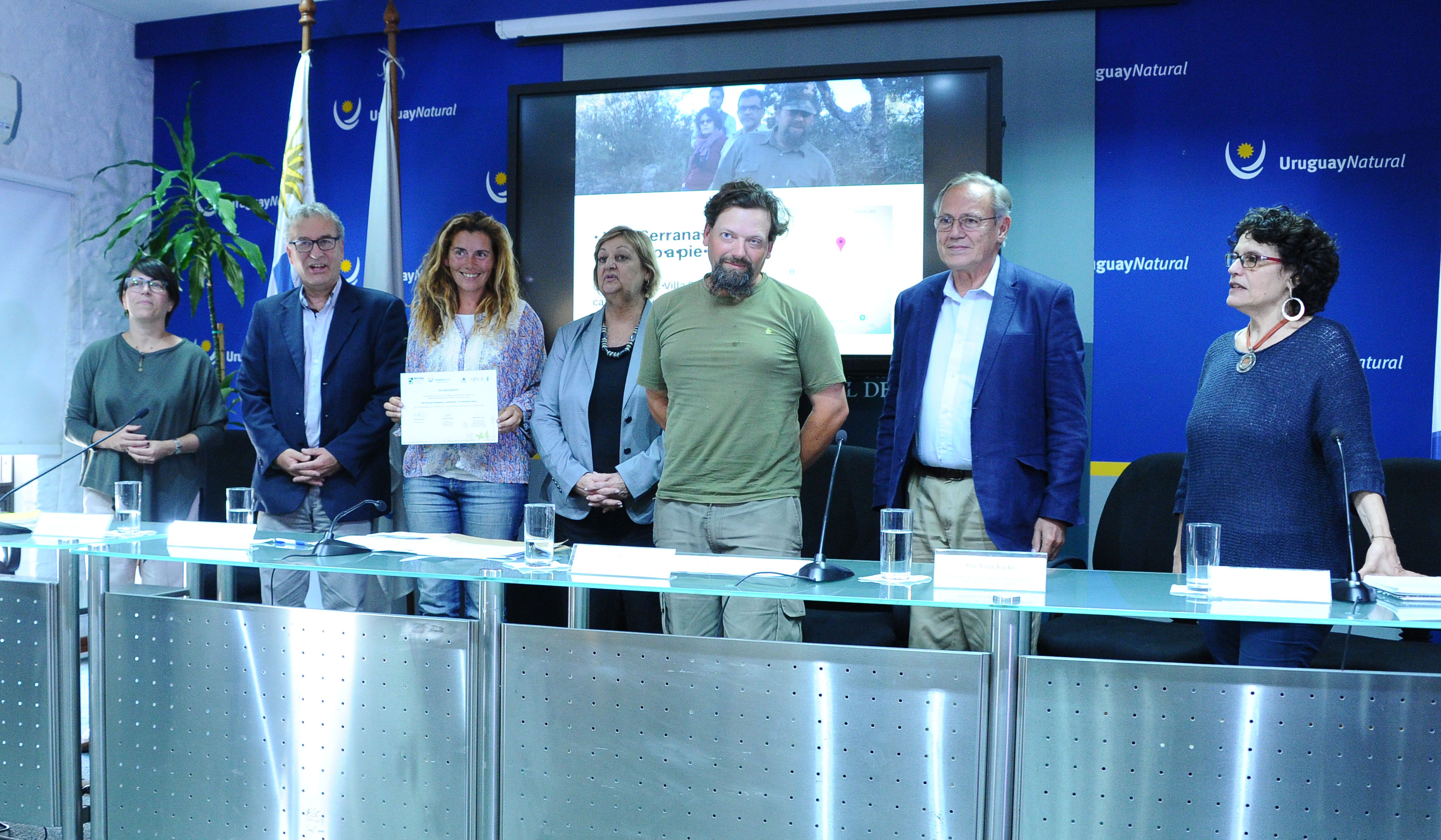 Entrega de reconocimento a grupo que presentó proyecto ecoturístco