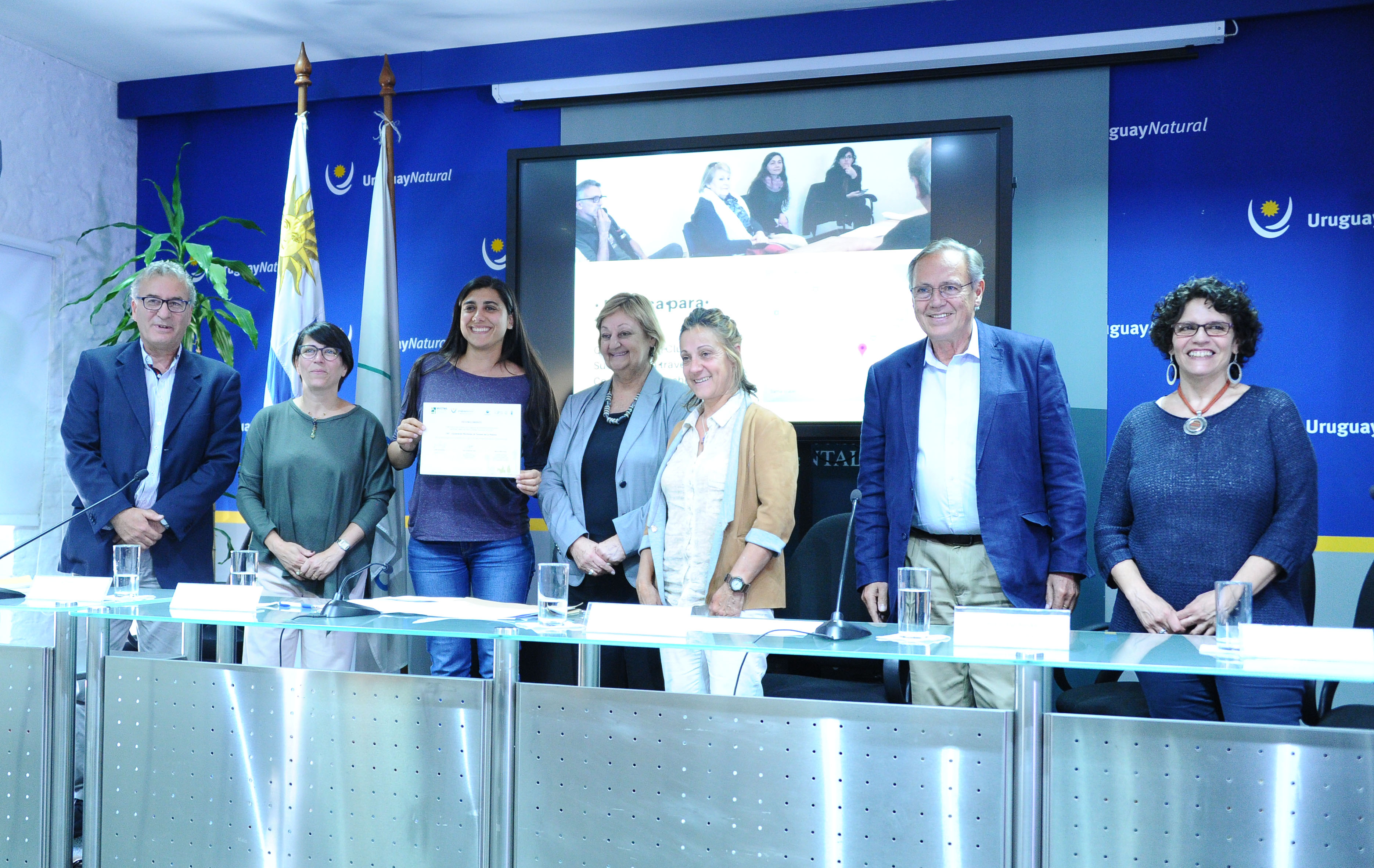 Entrega de reconocimento a grupo que presentó proyecto ecoturístco