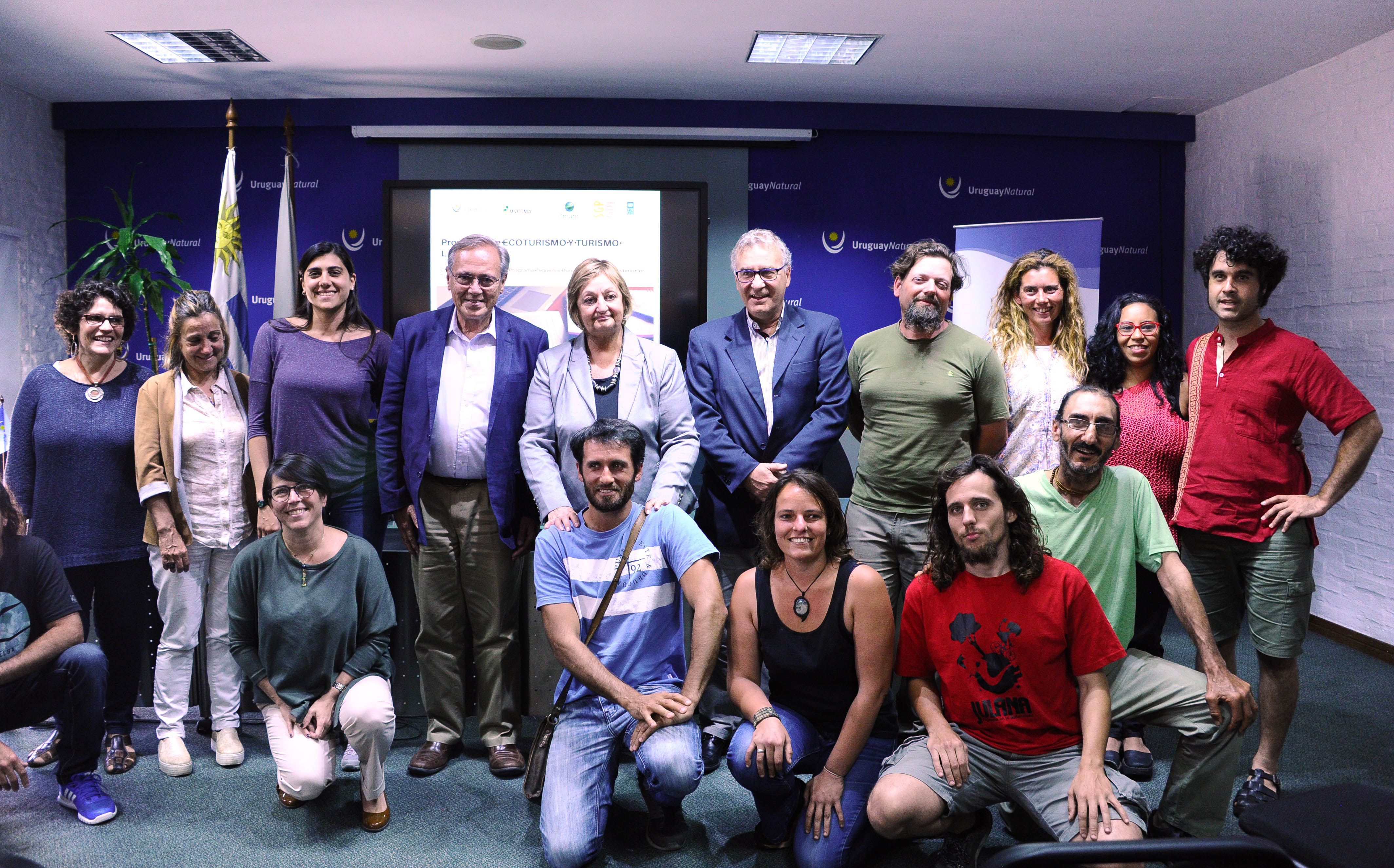 Autoridades junto a los grupos que presentaron proyectos ecoturísticos