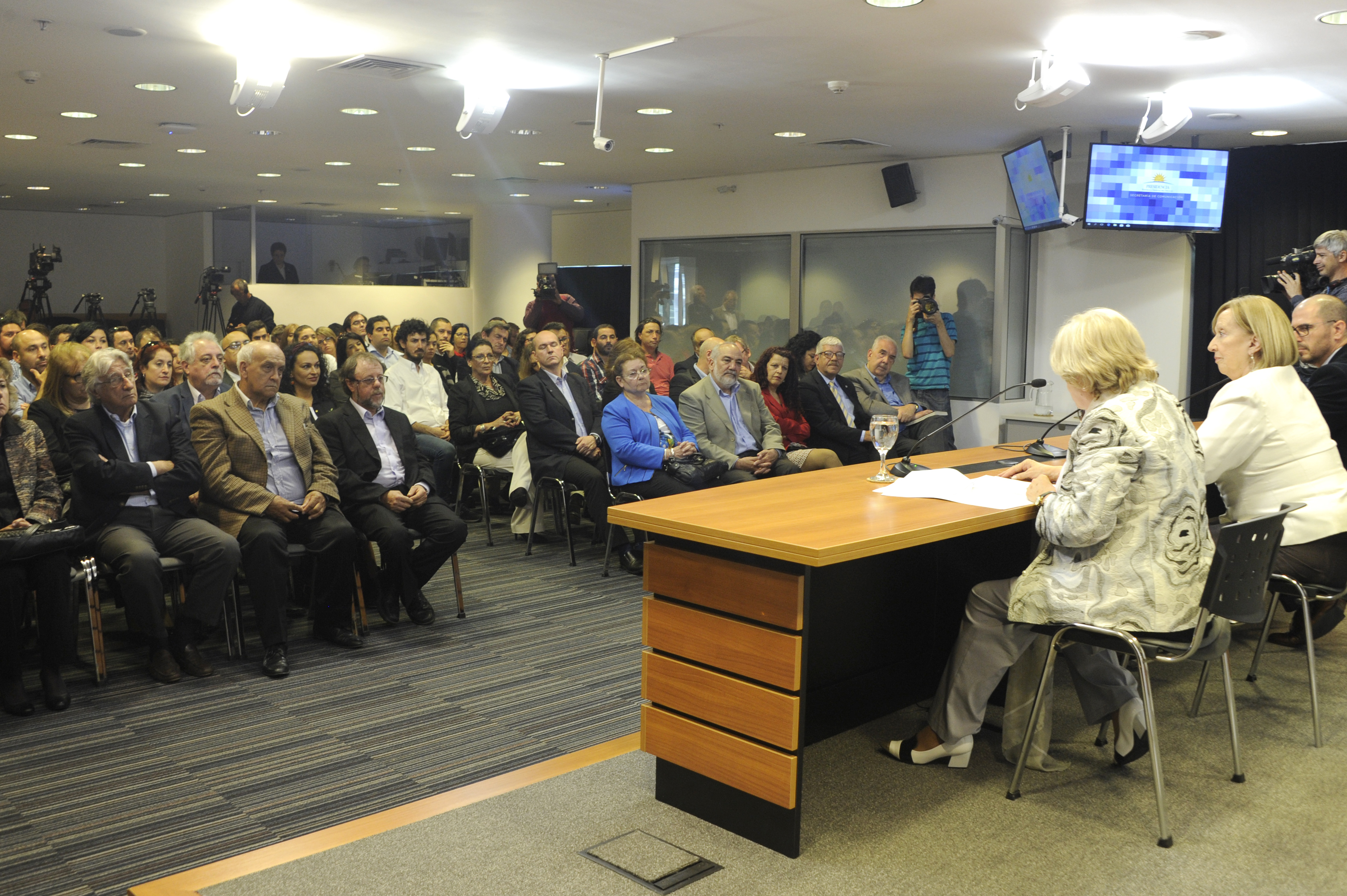 Juan Andrés Roballo, María Julia Muñoz y Glenda Rondán encabezan la conferencia de prensa en la Torre Ejecutiva