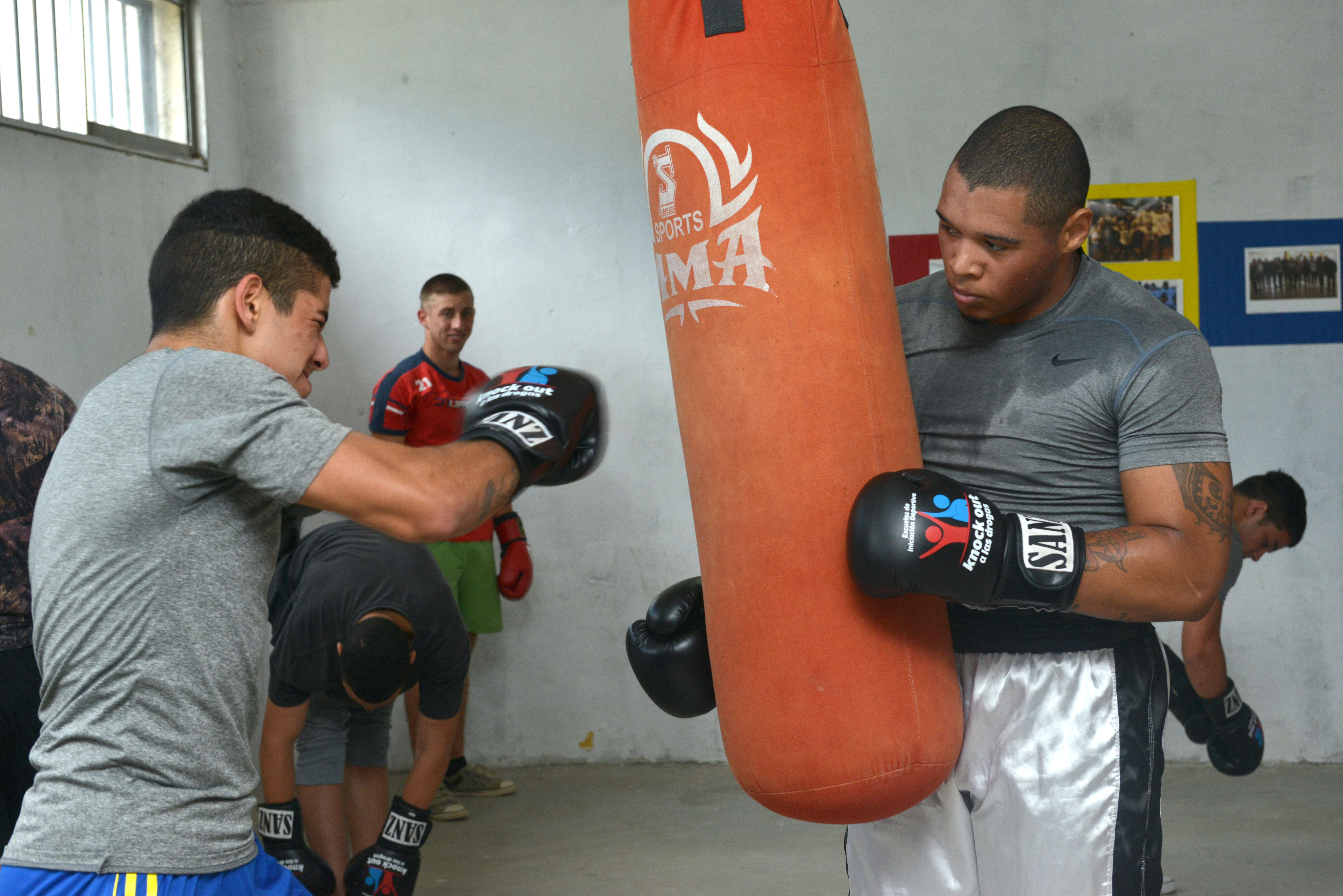 Adolescentes practicando boxeo en la Escuela del Complejo Belloni