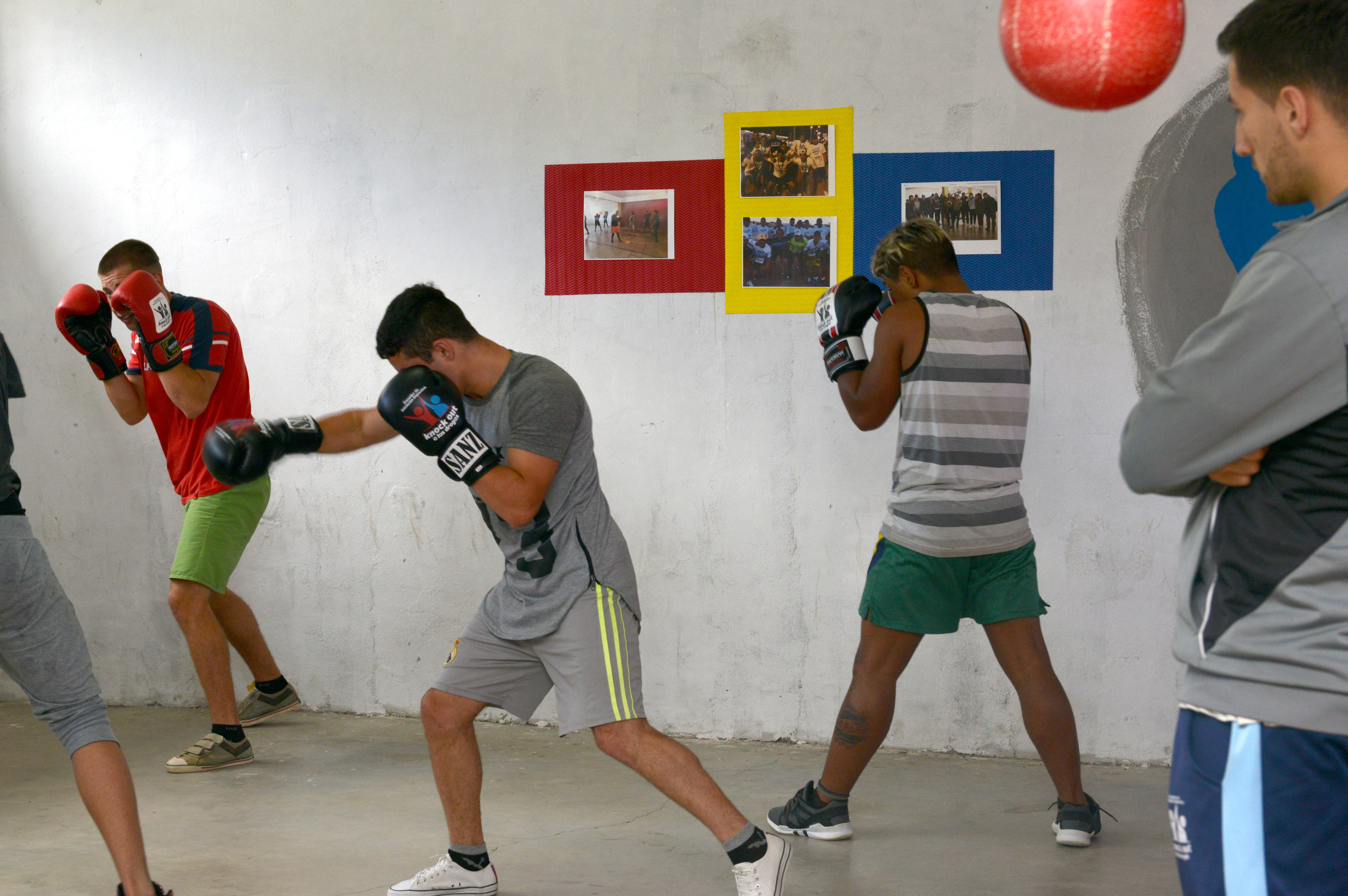 Adolescentes practicando boxeo en la Escuela del Complejo Belloni