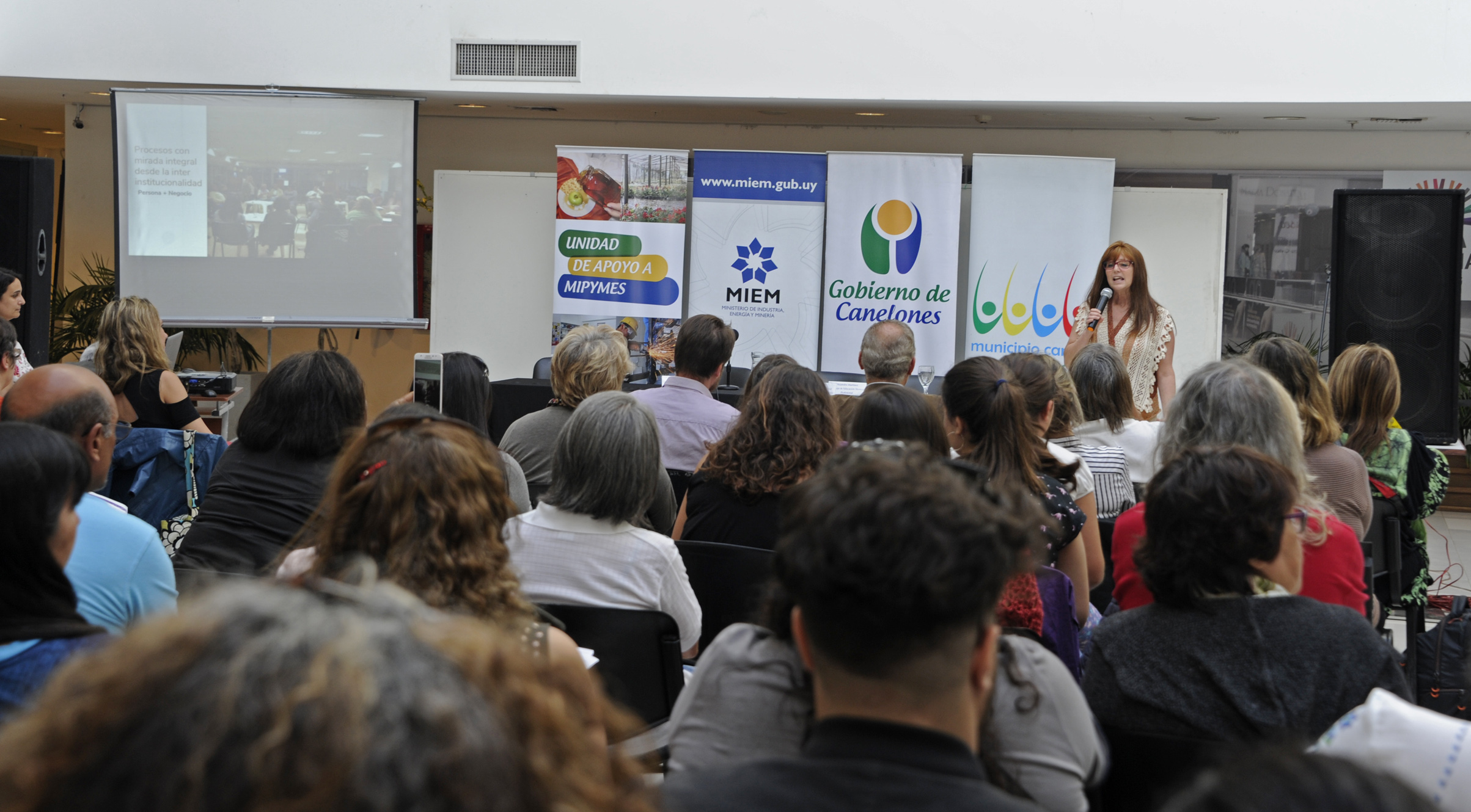 Entrega de certificados a proyectos de 22 mujeres emprendedoras