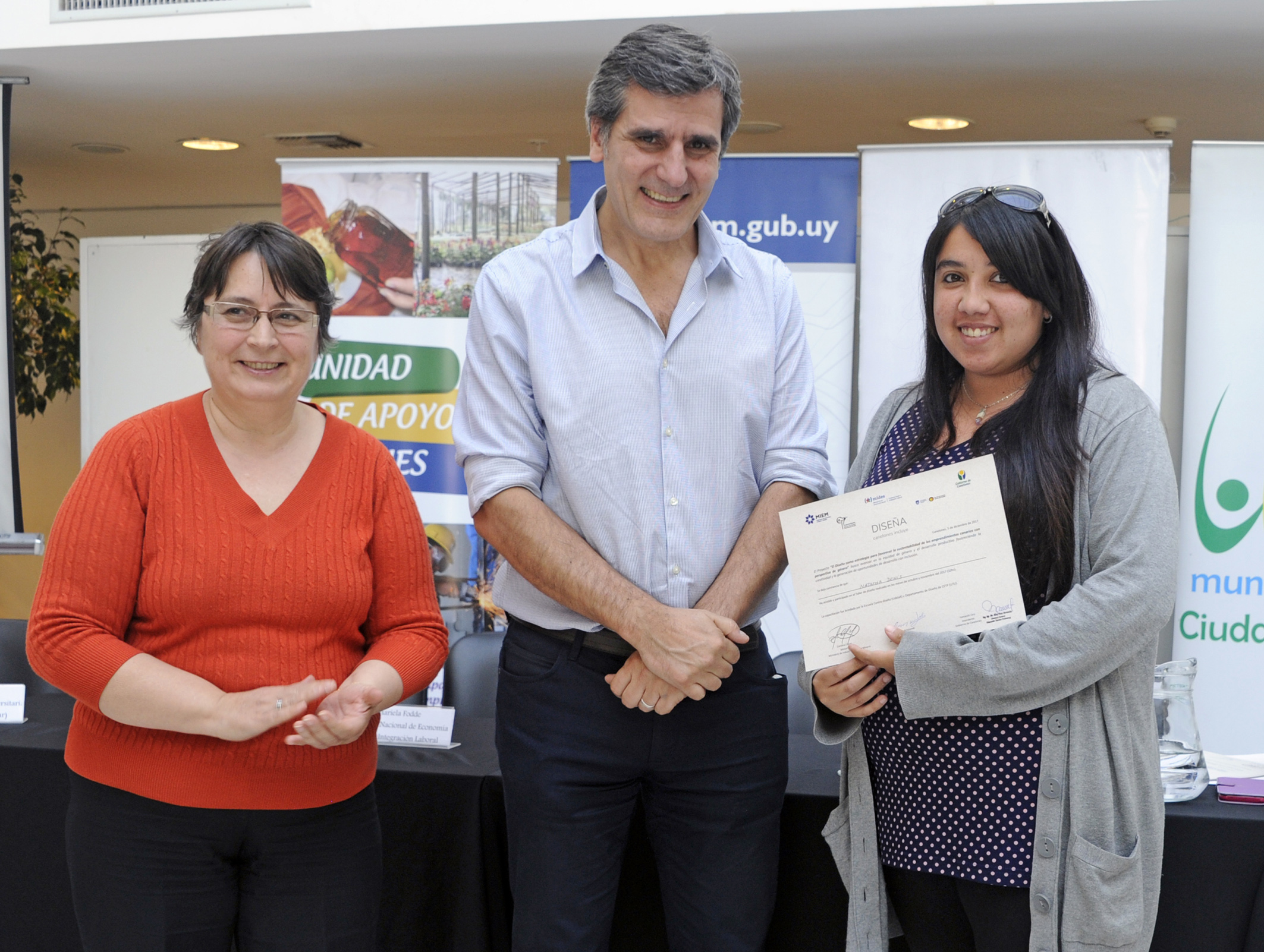 Entrega de certificados a proyectos de 22 mujeres emprendedoras