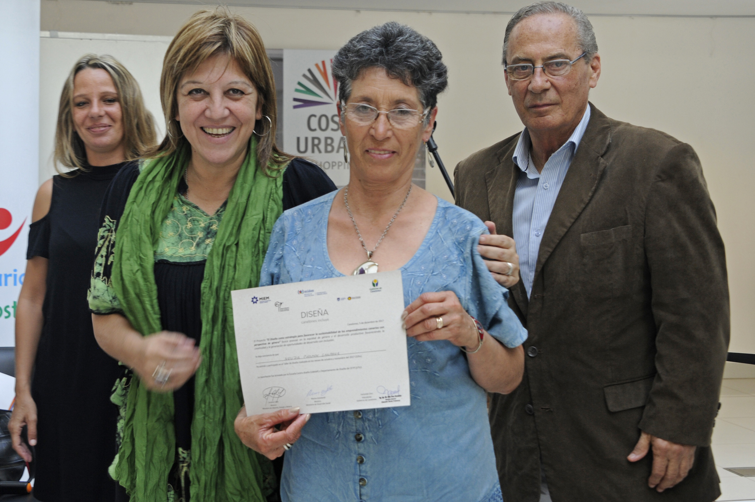 Entrega de certificados a proyectos de 22 mujeres emprendedoras