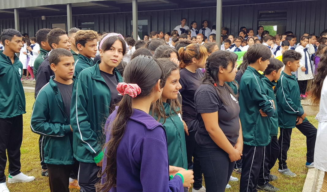 Estudiantes del centro educativo asociado ubicado en el barrio Puntas de Manga, de Montevideo (Foto: twitter de ANEP)
