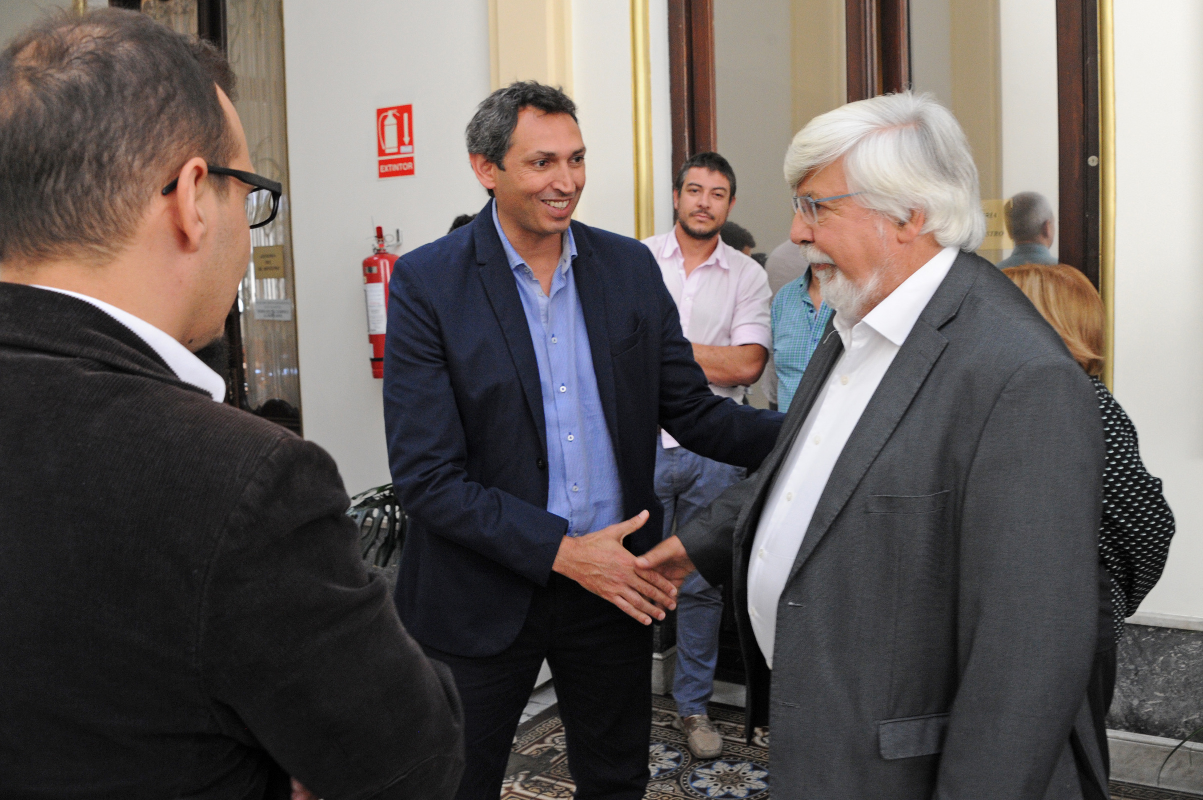 Ministro del Interior, Eduardo Bonomi, saluda al alcalde del Municipio CH, Andrés Abt