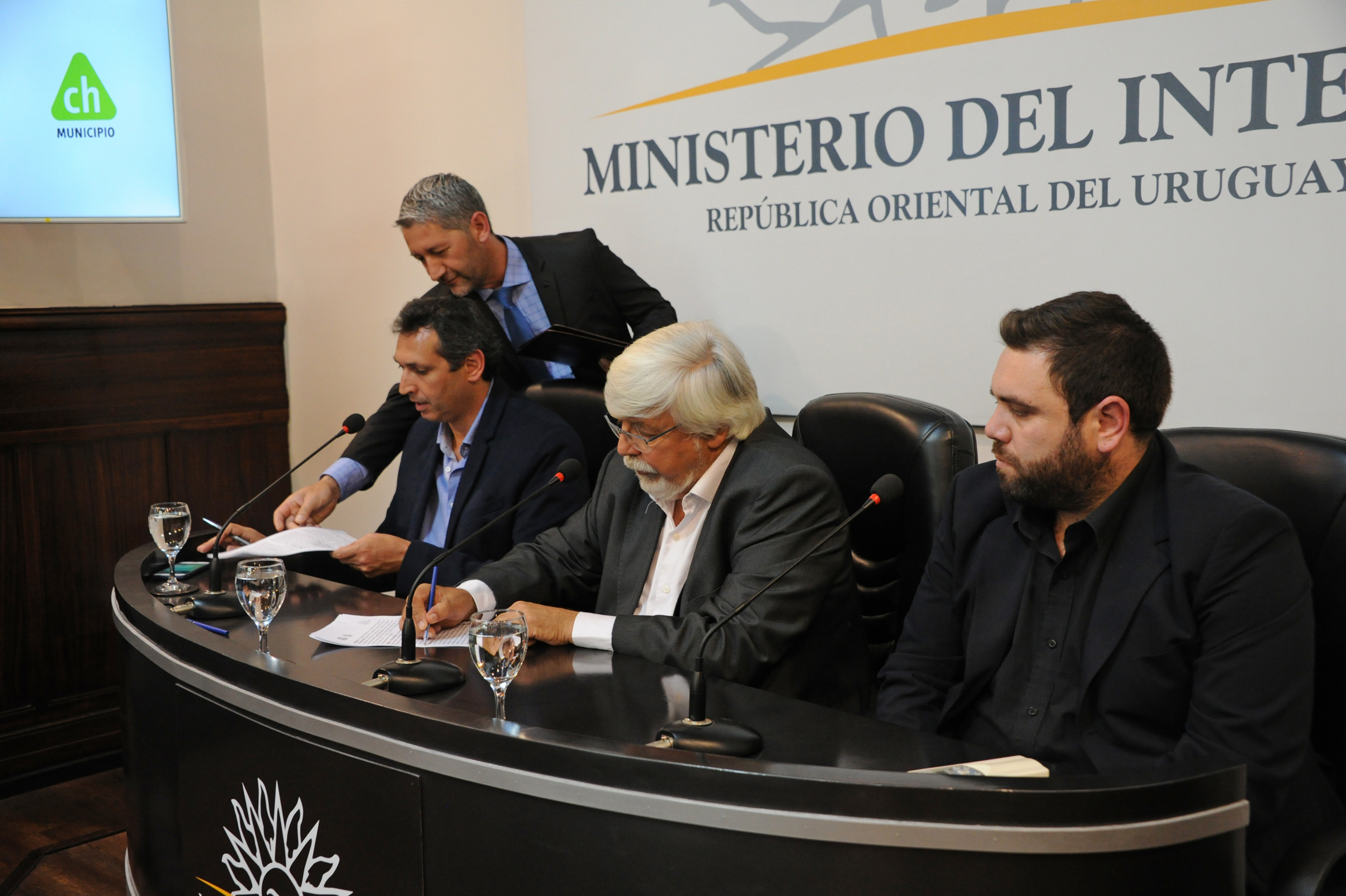 Ministro del Interior, Eduardo Bonomi, junto al alcalde del Municipio CH, Andrés Abt, durante la firma del convenio
