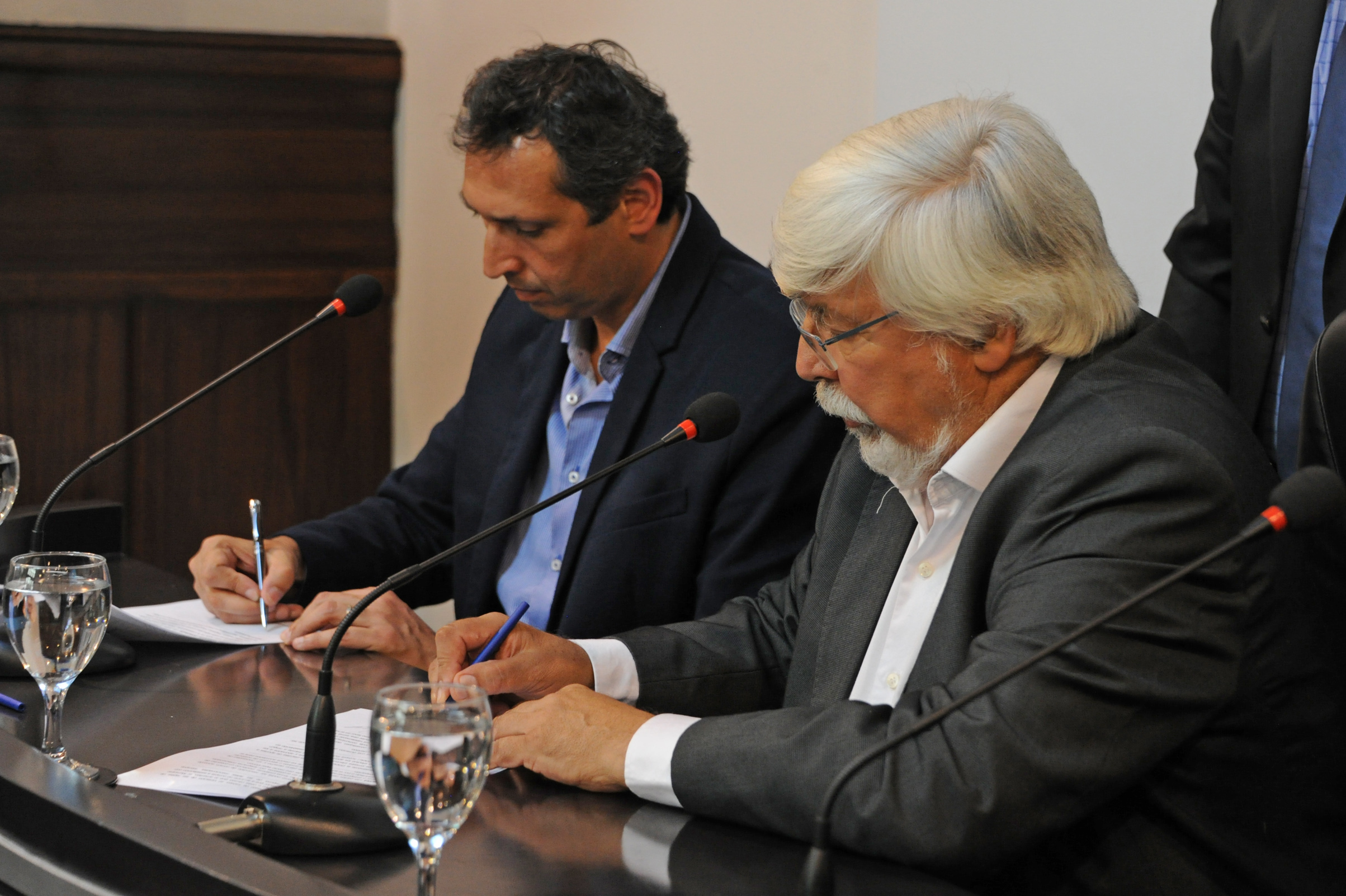 Ministro del Interior, Eduardo Bonomi, junto al alcalde del Municipio CH, Andrés Abt, durante la firma del convenio