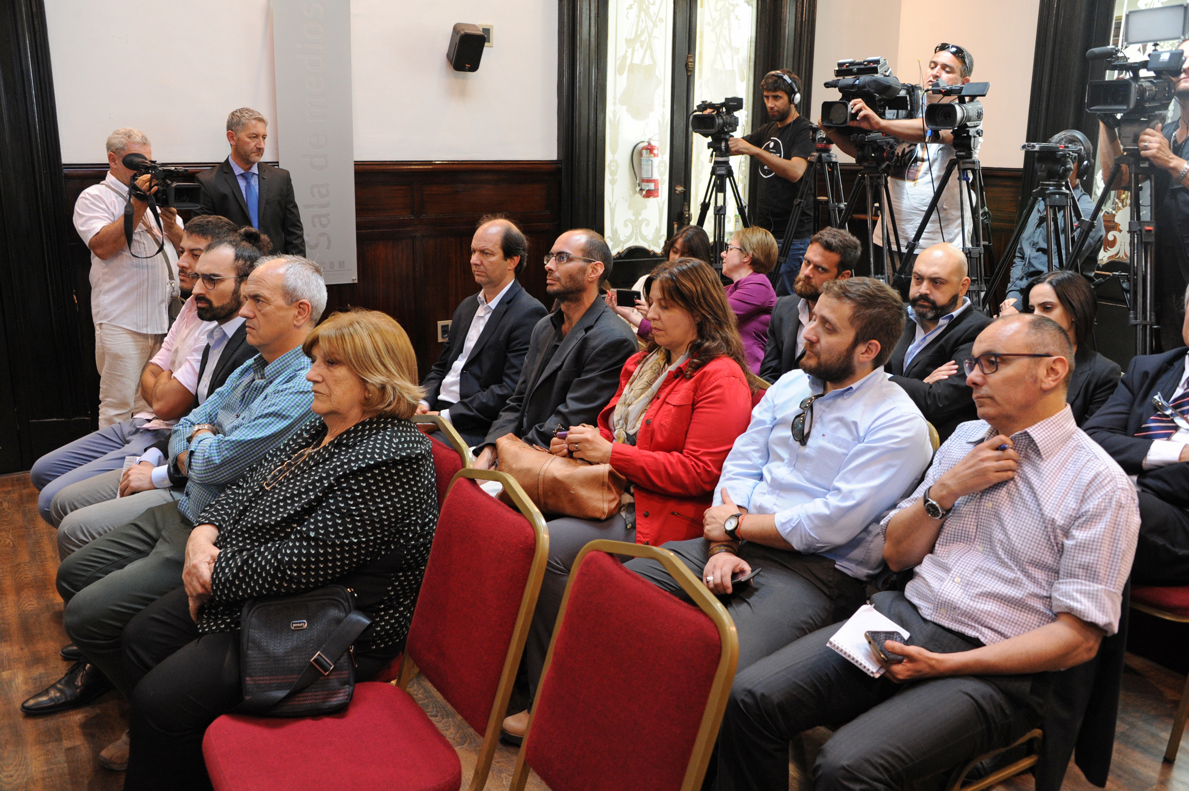 Asistentes a la conferencia de prensa y firma de convenio