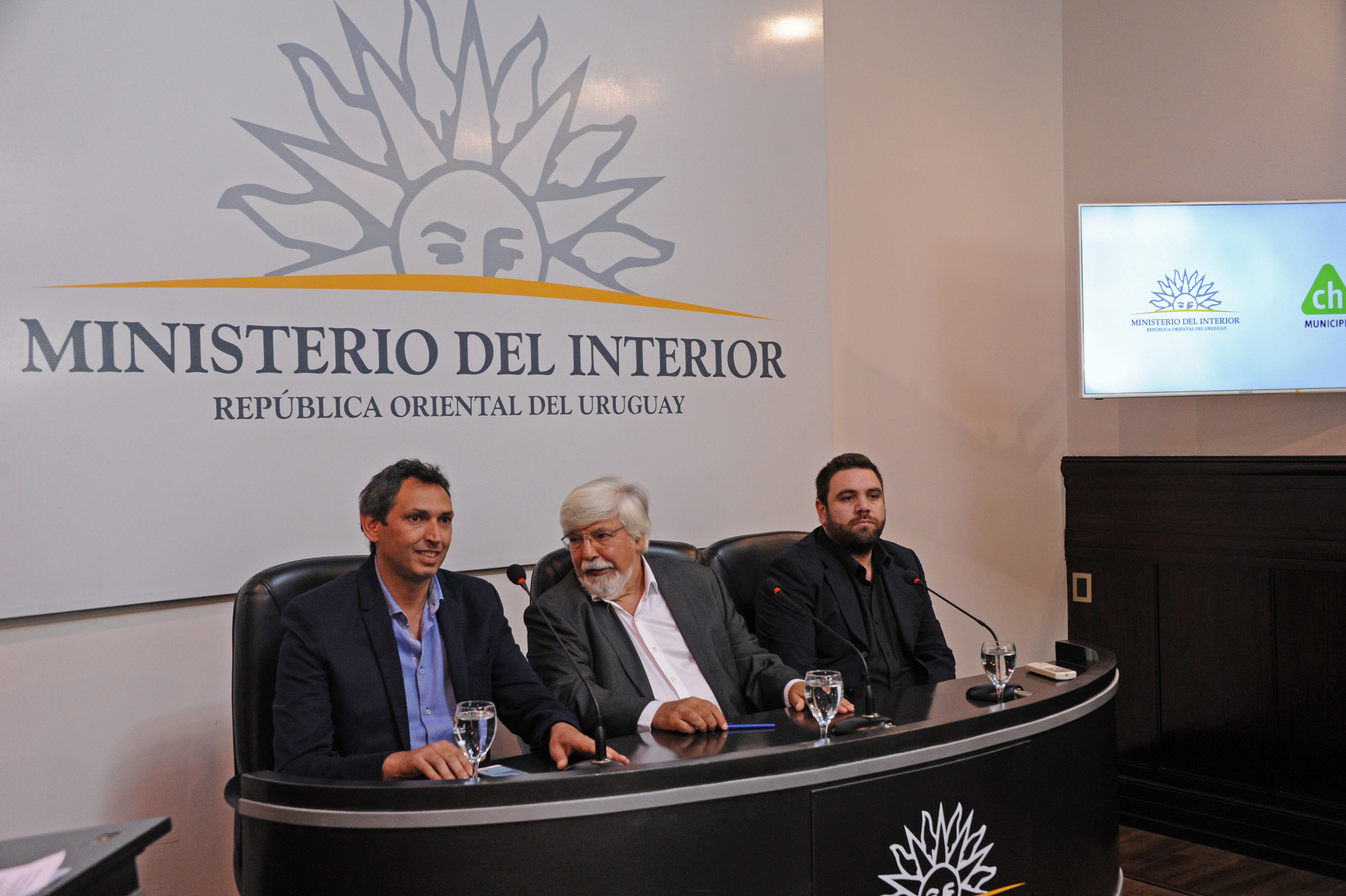 Ministro del Interior, Eduardo Bonomi, junto al alcalde del Municipio CH, Andrés Abt