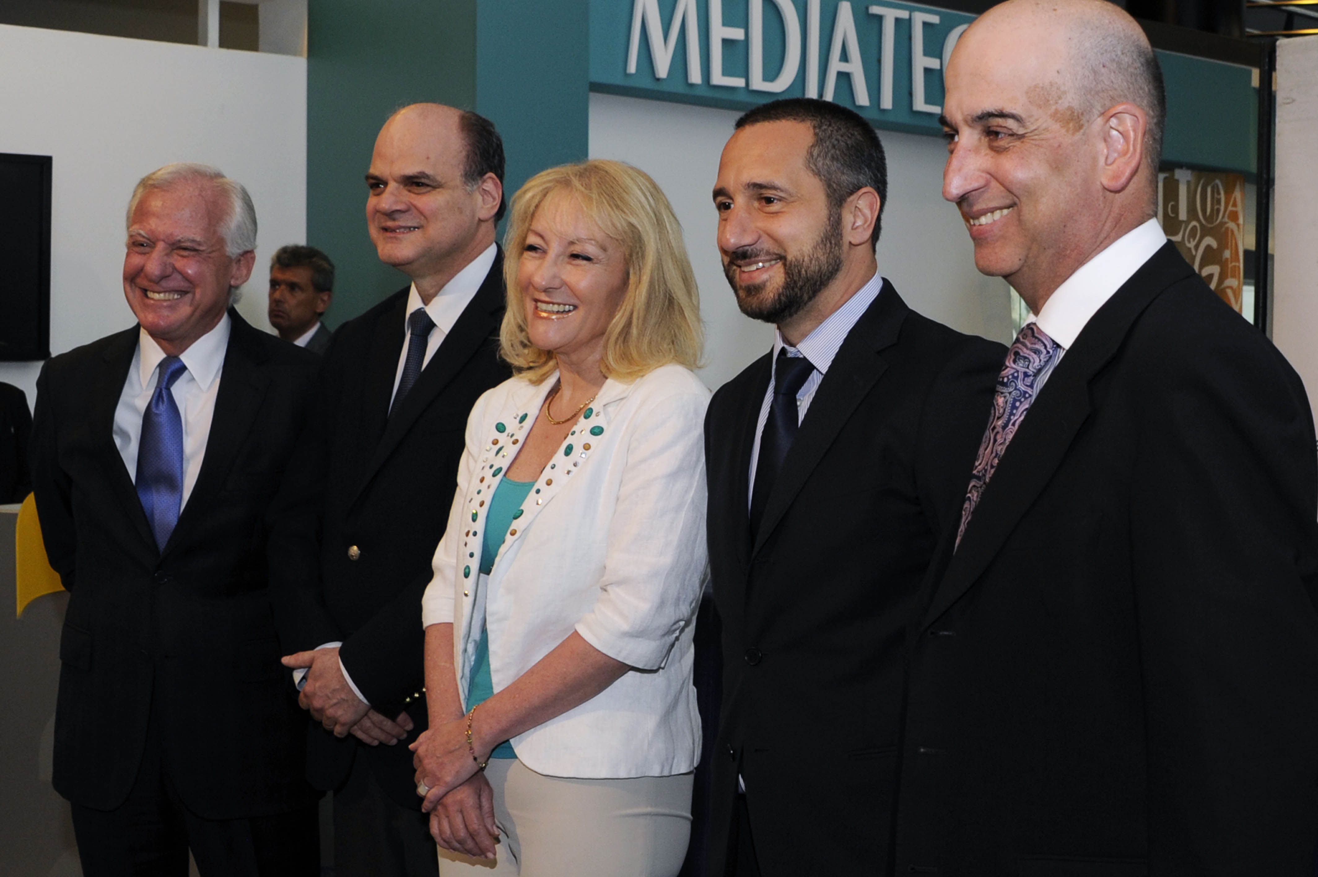 Miembros del directorio de Antel junto a Carolina Cosse en el lanzamiento de la nueva tecnología 4.5G