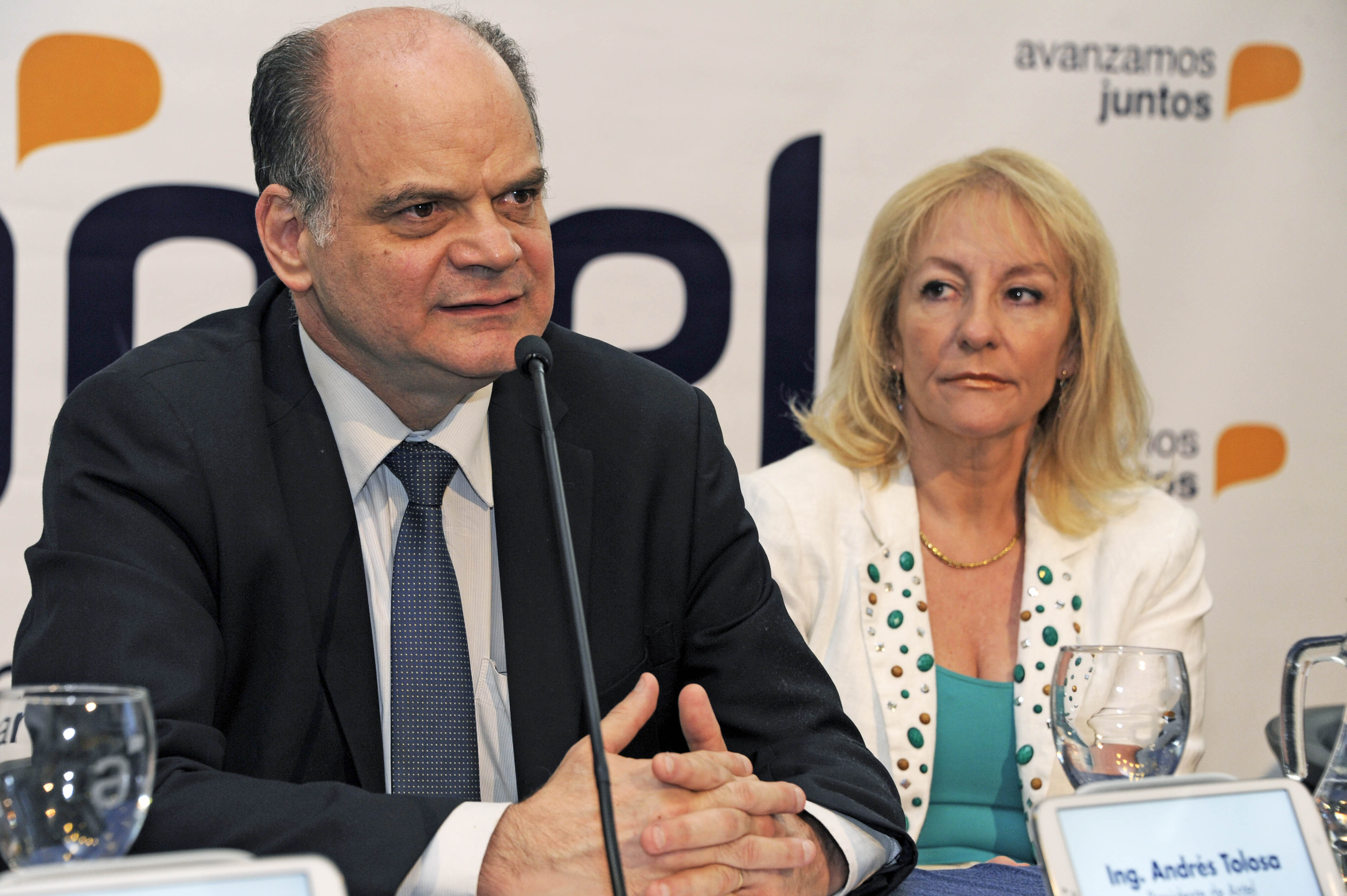 Presidente de Antel, Andrés Tolosa, junto a la ministra Carolina Cosse