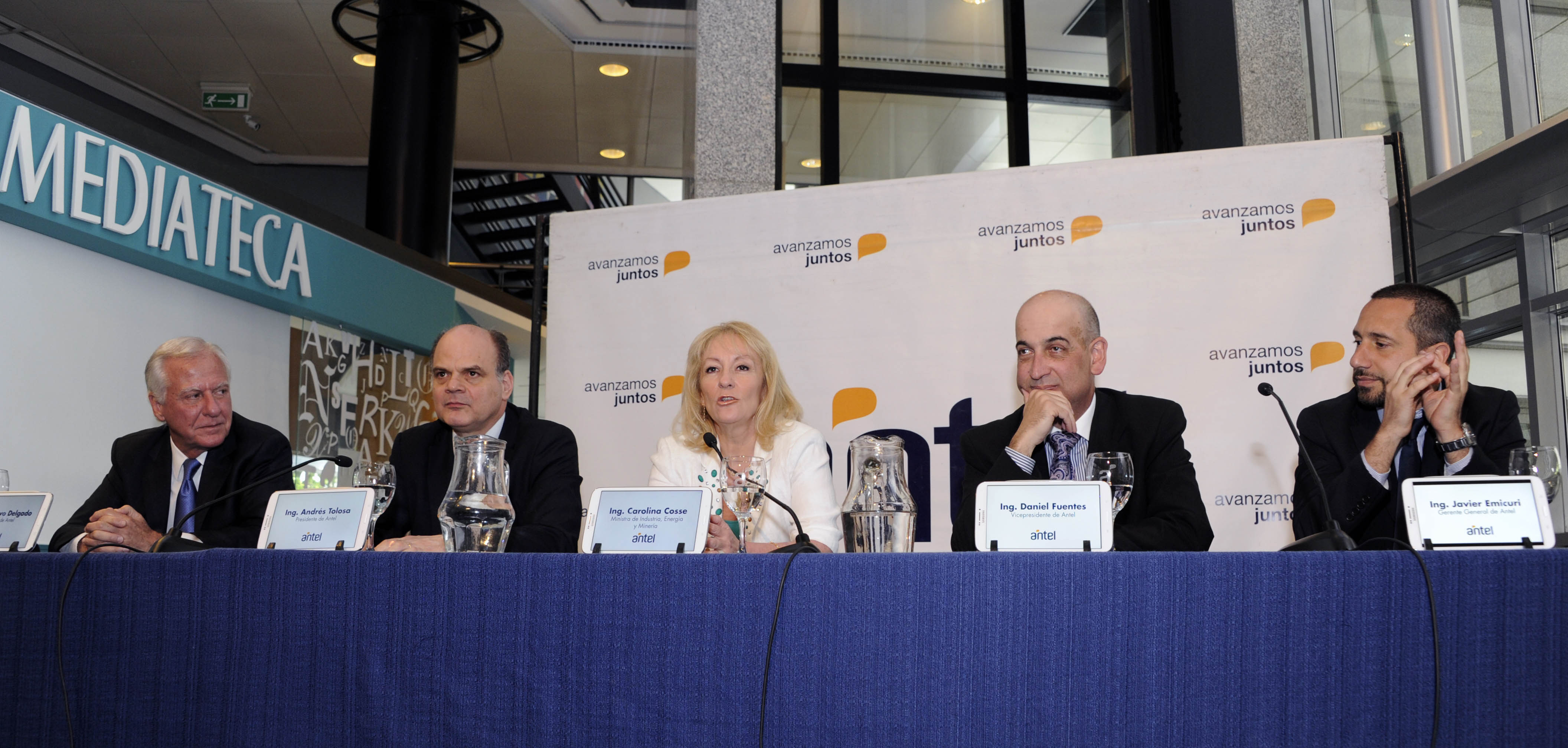 Miembros del directorio de Antel junto a Carolina Cosse en el lanzamiento de la nueva tecnología 4.5G