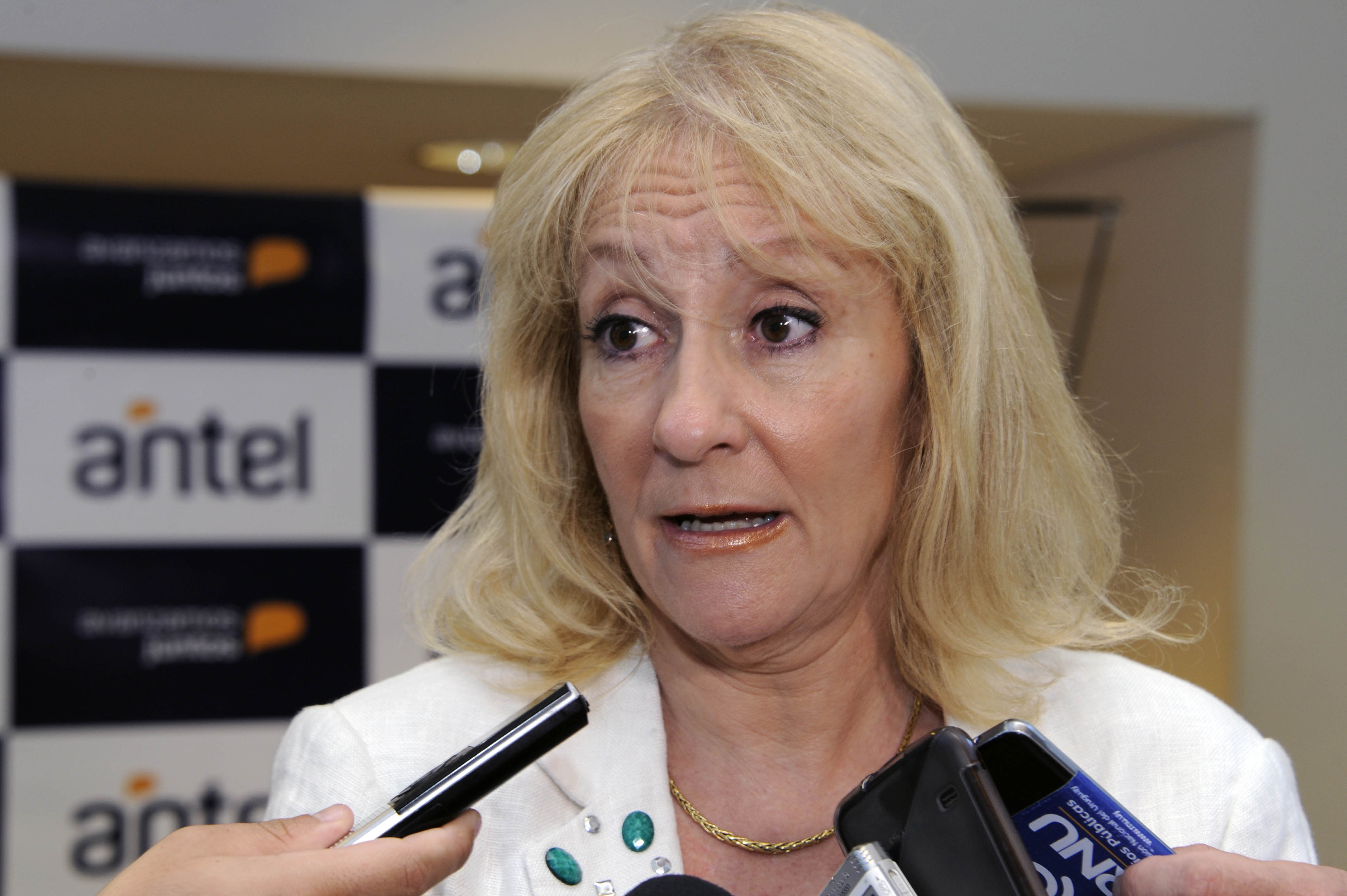 Ministra de Industria, Carolina Cosse, dialoga con la prensa