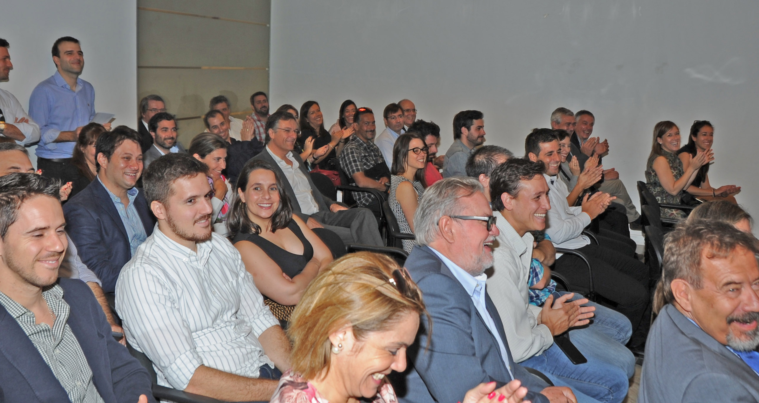 Asistentes a la firma de contrato