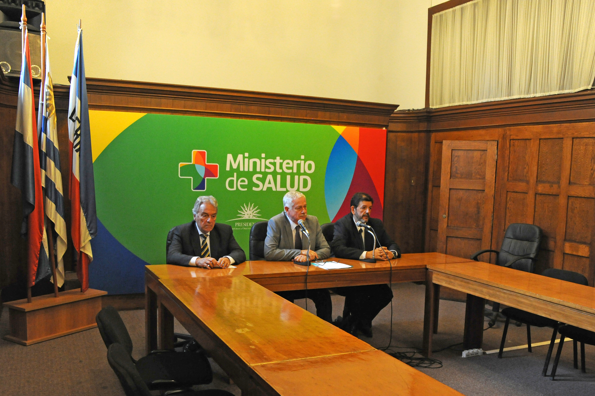 Autoridades del Ministerio de Salud Pública, previo al inicio de la conferencia de prensa