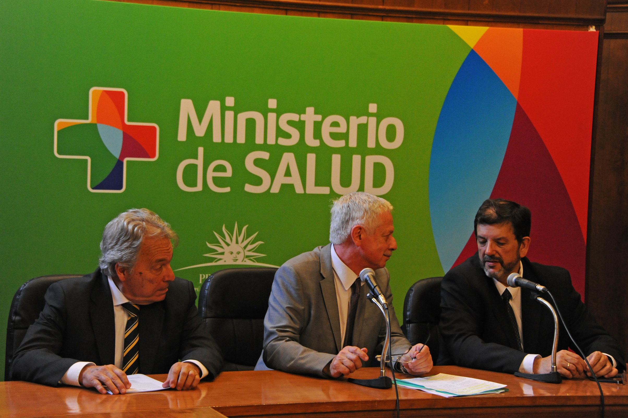 Autoridades al finalizar la conferencia
