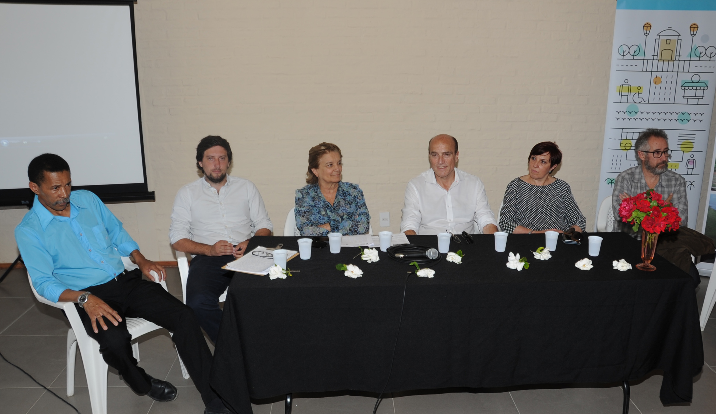 Mesa de autoridades en el barrio Asociación Civil Esperanza, en Paso Carrasco