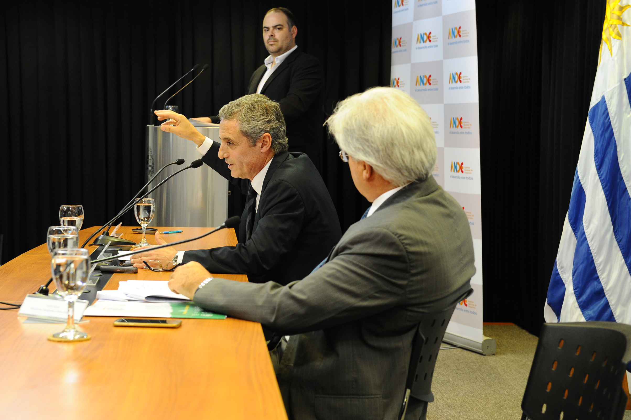 Director de la ANDE, Martín Dibarboure, haciendo uso de la palabra