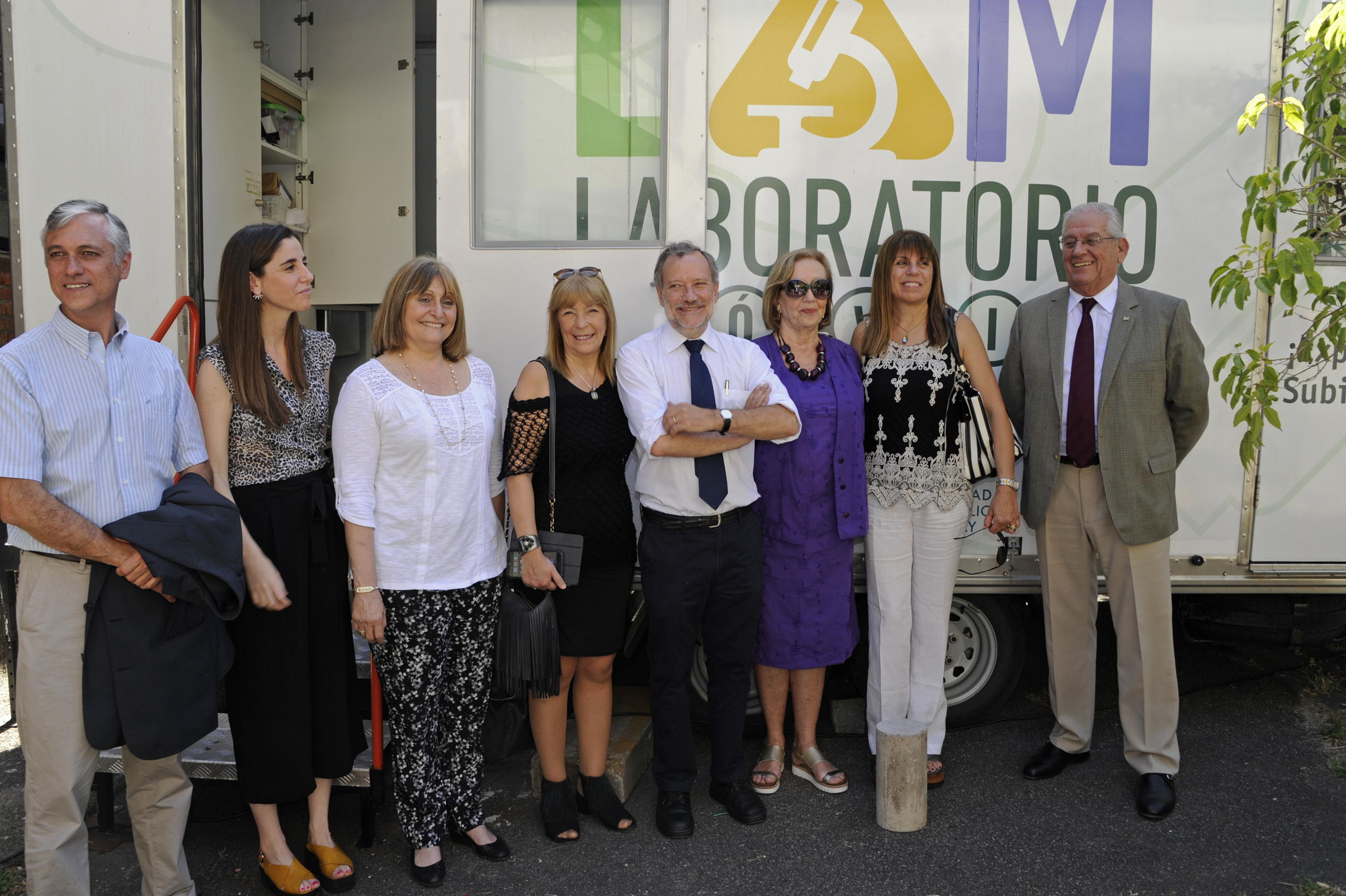 Autoridades en Laboratorio Móvil (LAM), desarrollado por las facultades de Ciencias y de Química de la Universidad de la República