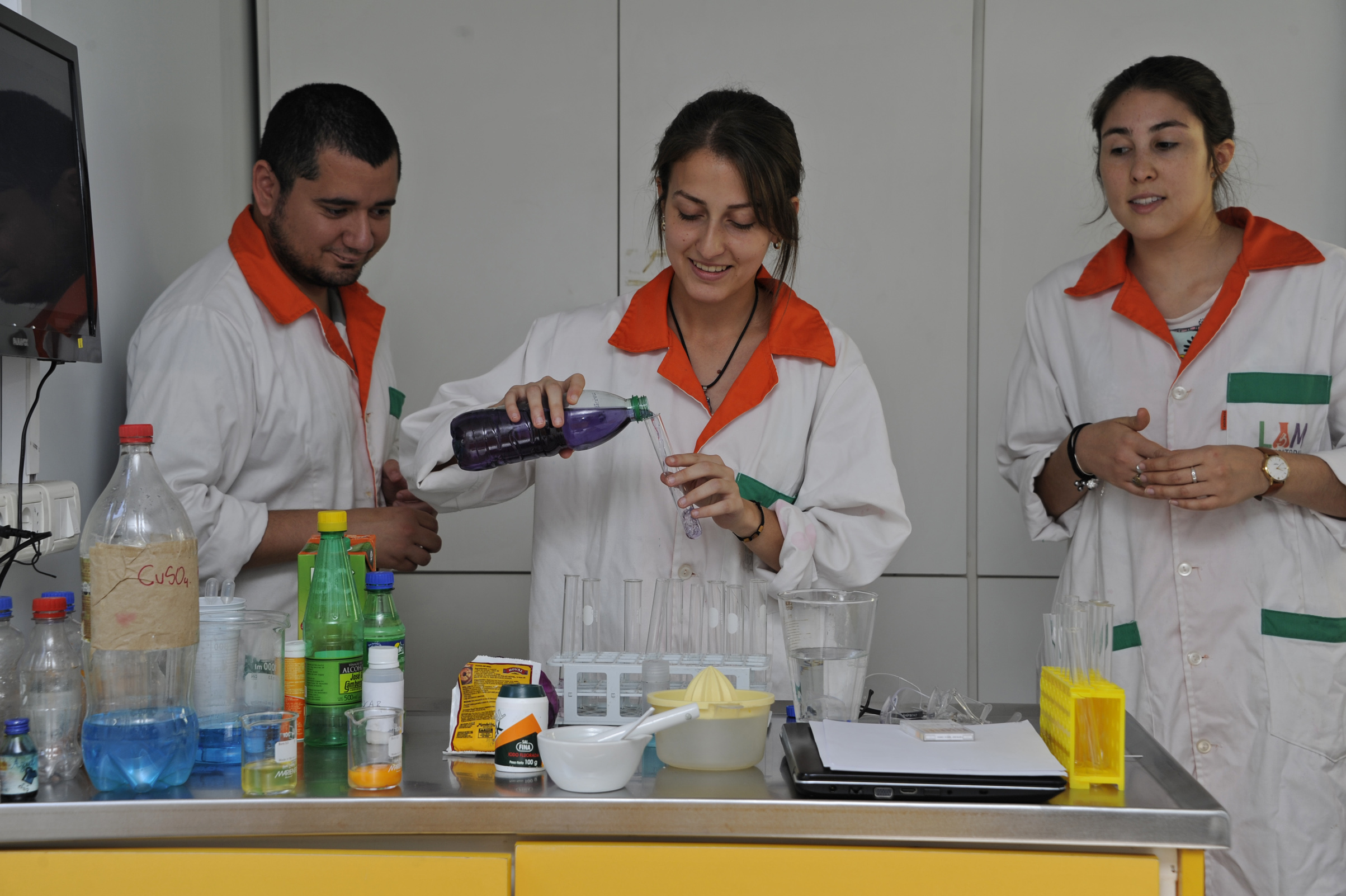 Estudiantes en Laboratorio Móvil