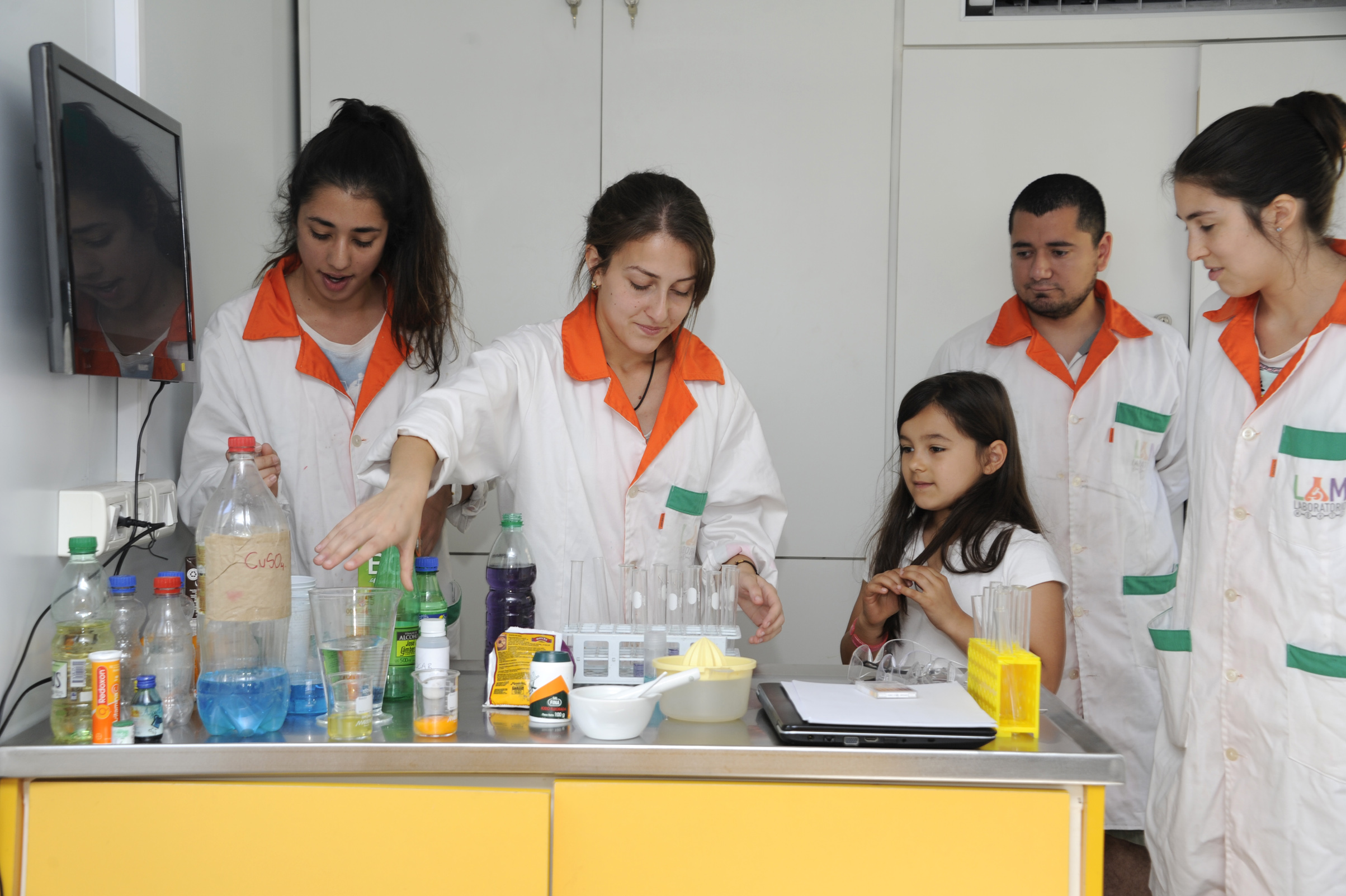 Estudiantes en Laboratorio Móvil