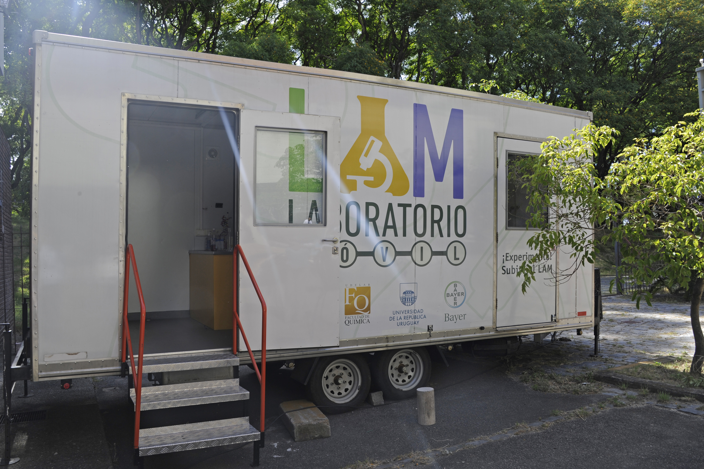 Laboratorio Móvil (LAM), desarrollado por las facultades de Ciencias y de Química de la Universidad de la República