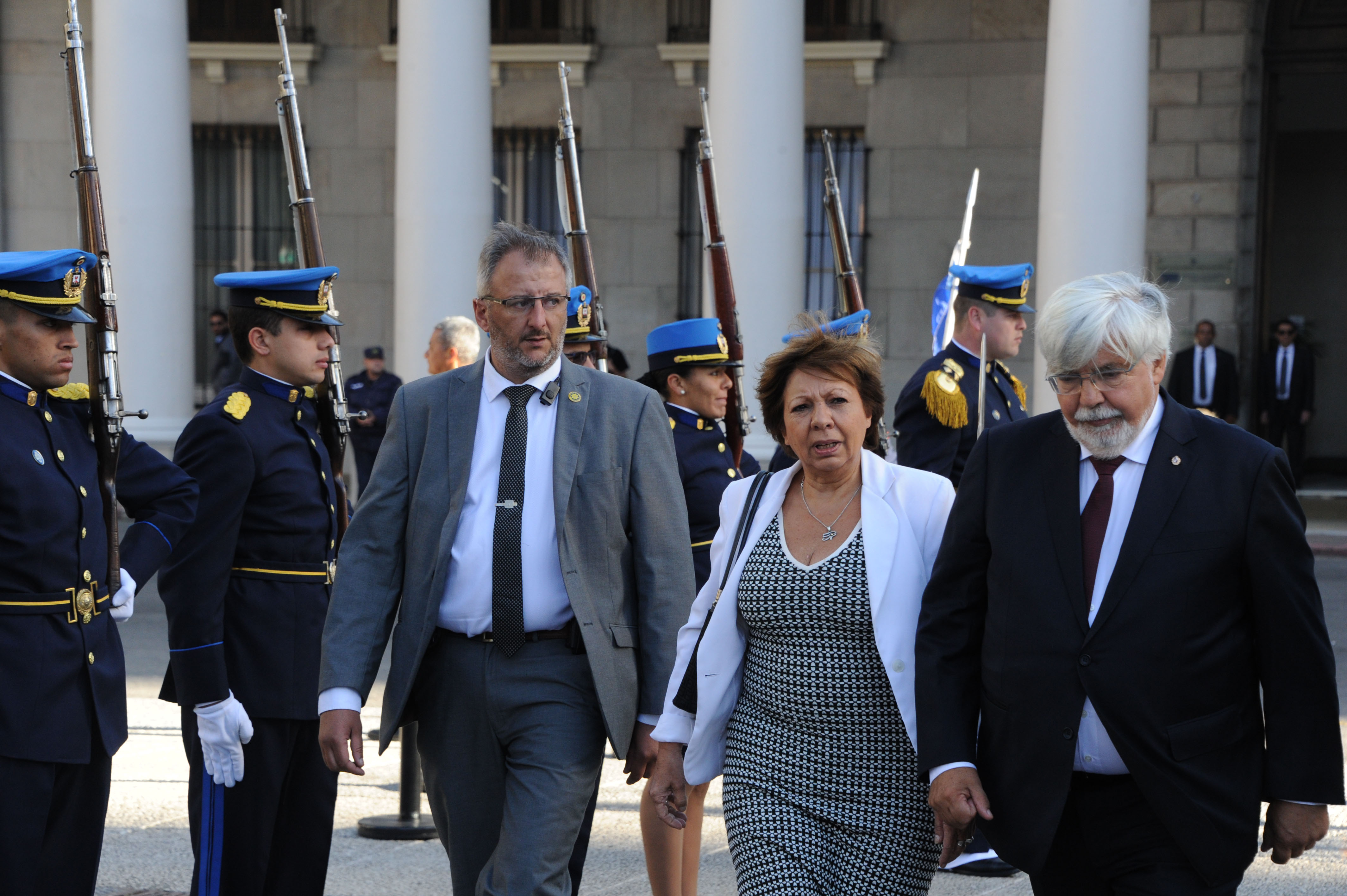 Ministro Eduardo Bonomi llega a la plaza Independencia