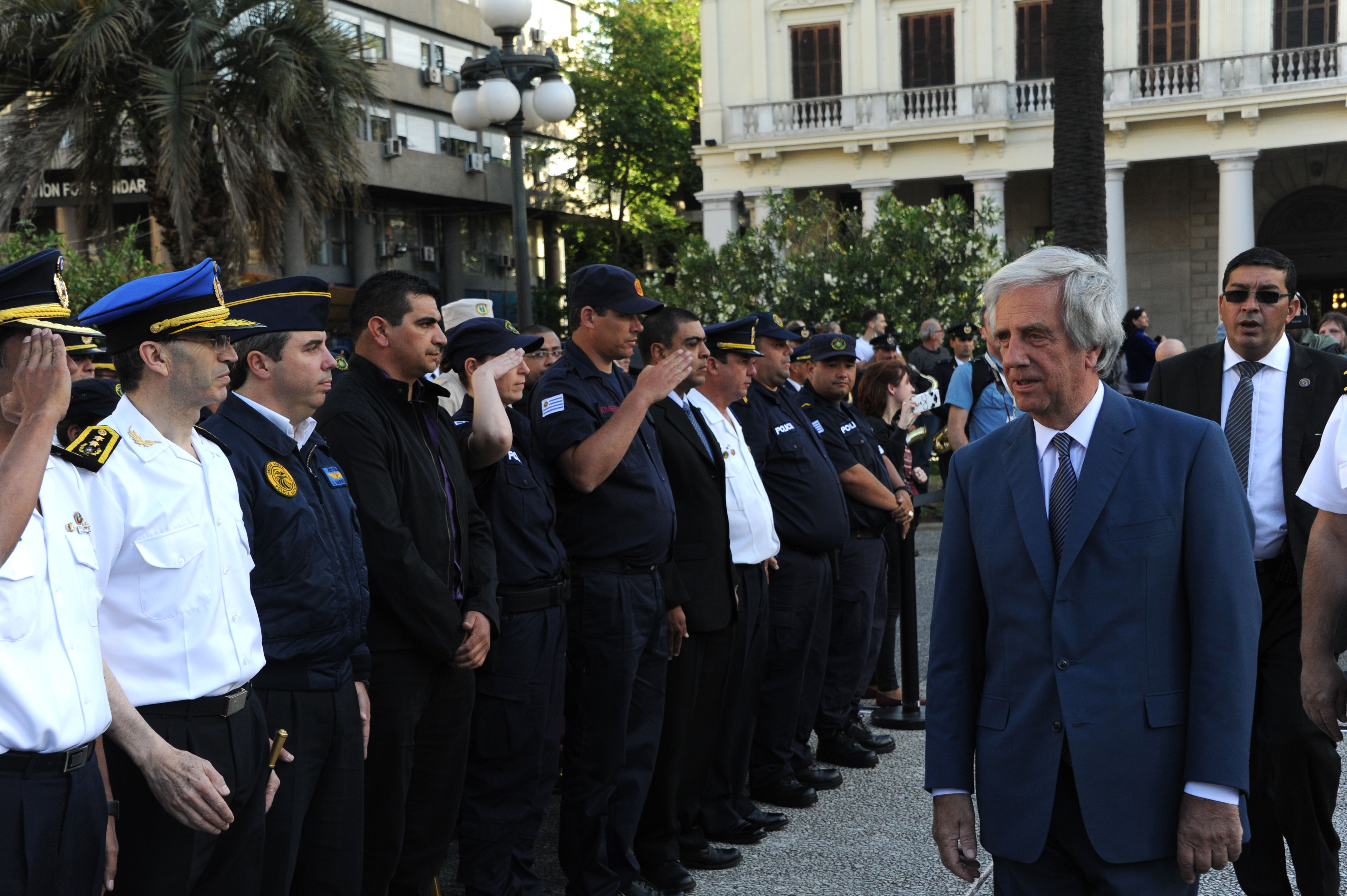 El presidente Tabaré Vázquez saluda al cortejo policial