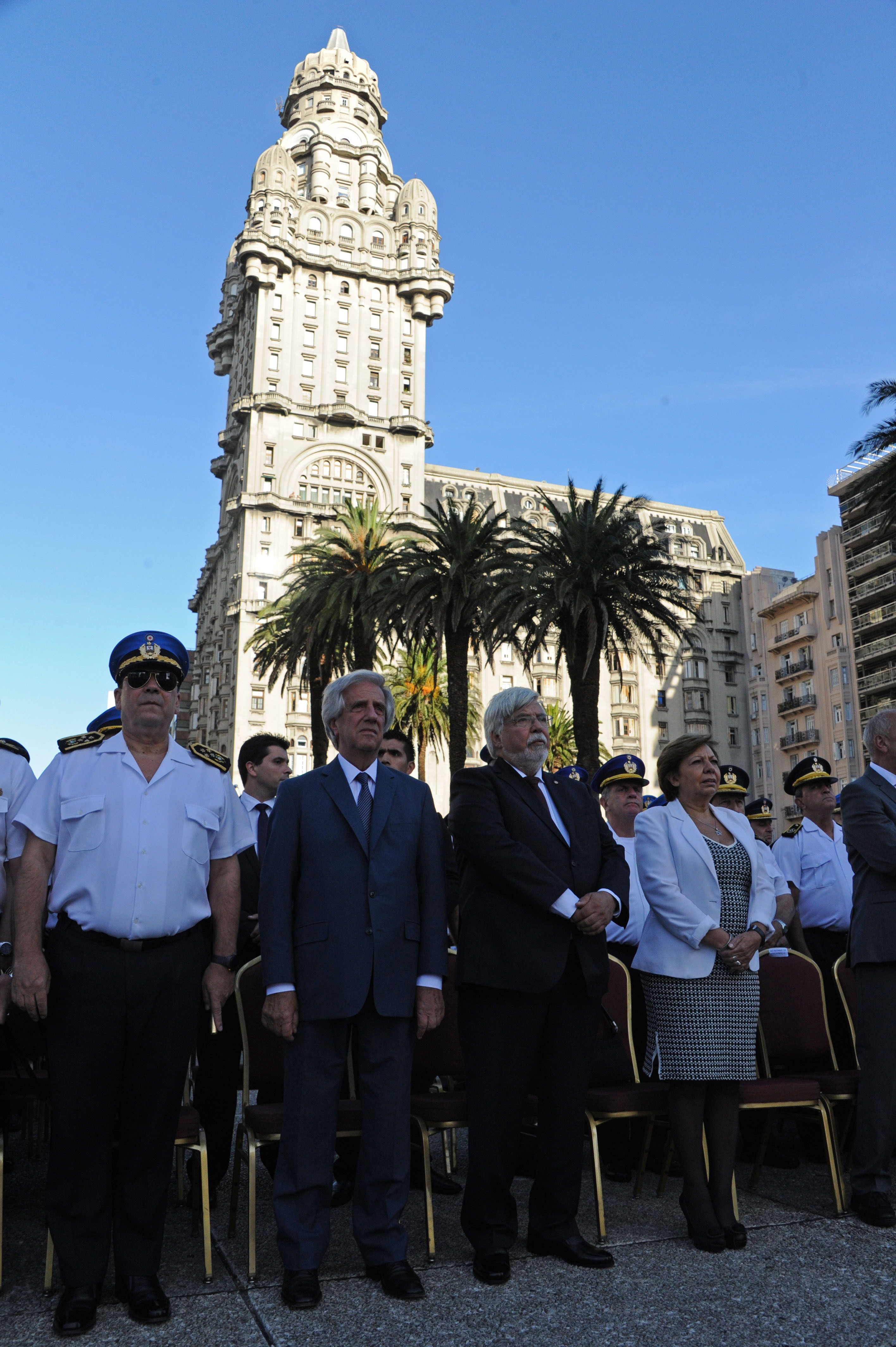 Autoridades entonan el “Himno Nacional”