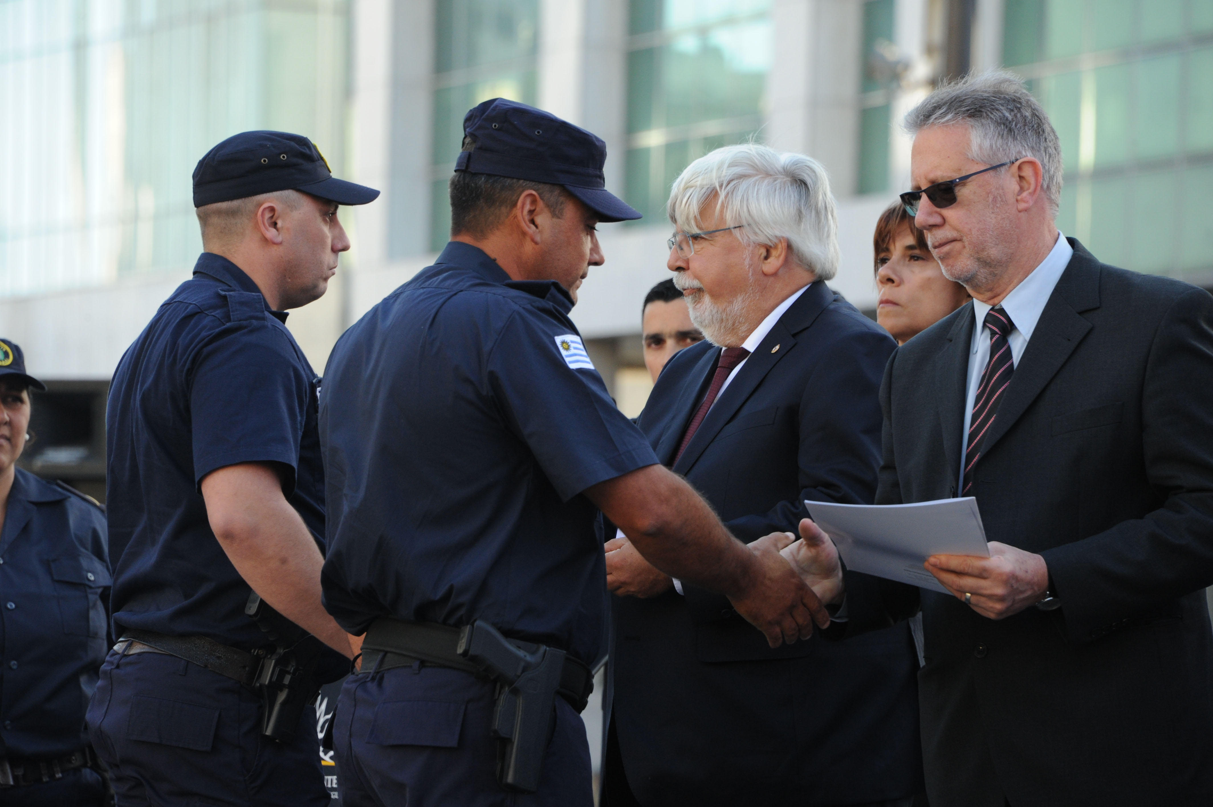 Eduardo Bonomi y Jorge Vázquez entregan reconocimiento a policías destacados