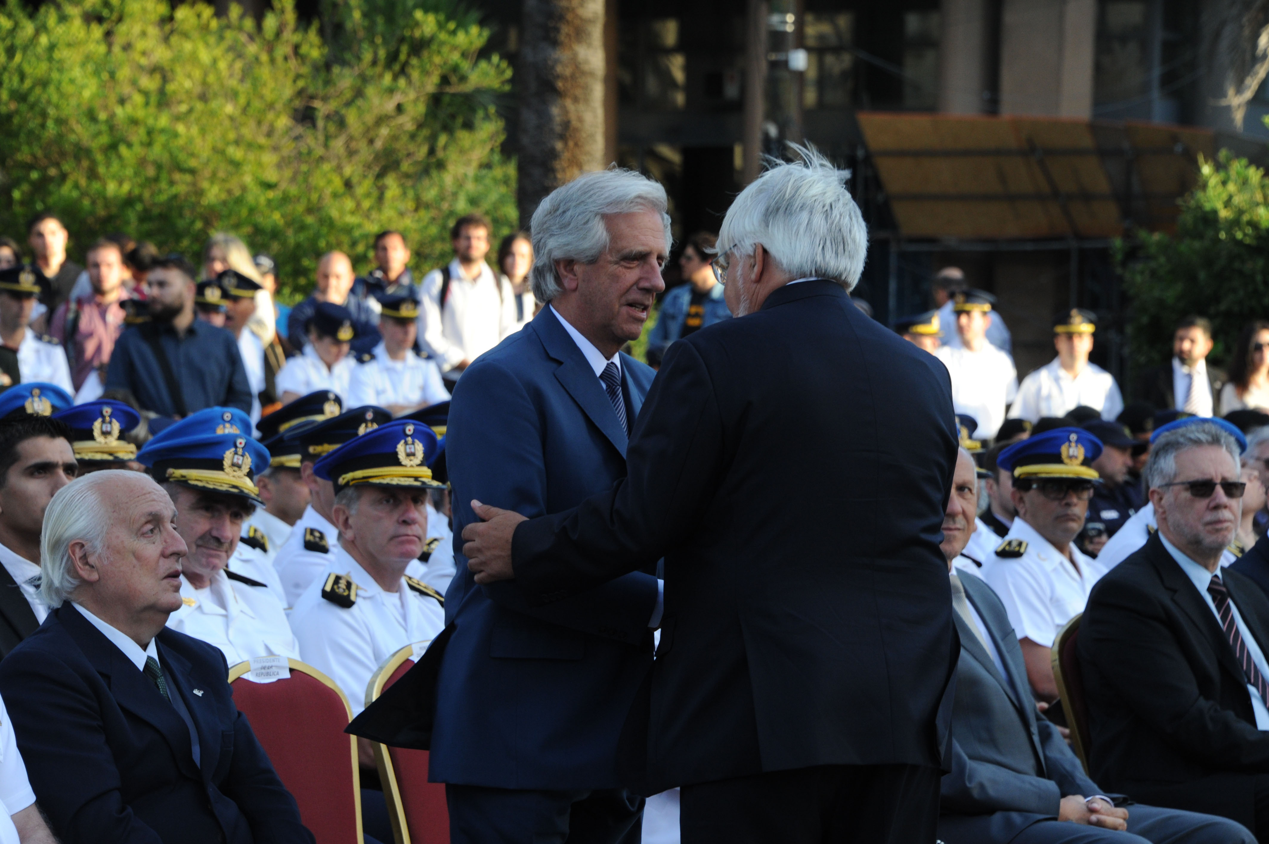 Vázquez y Bonomi se saludan