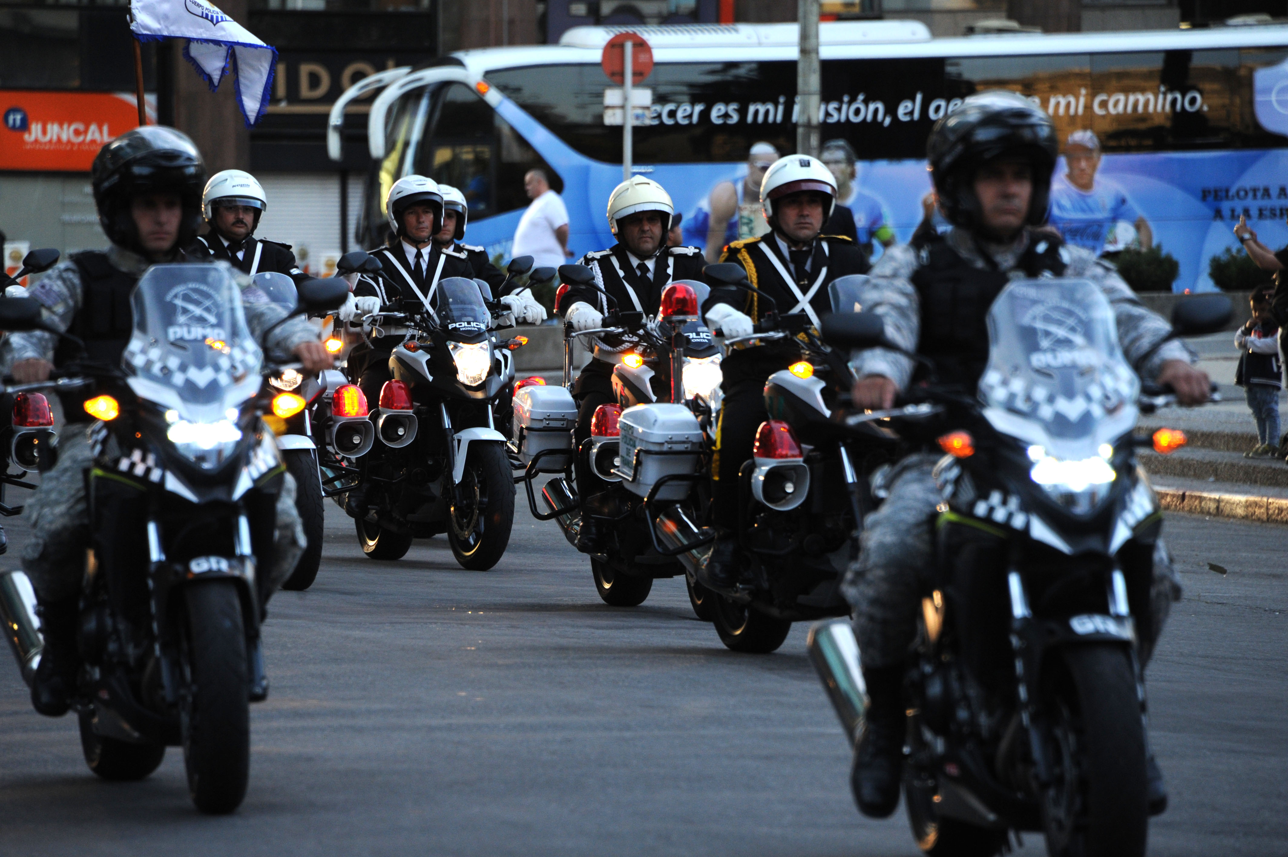 Autoridades aprecian el desfile policial