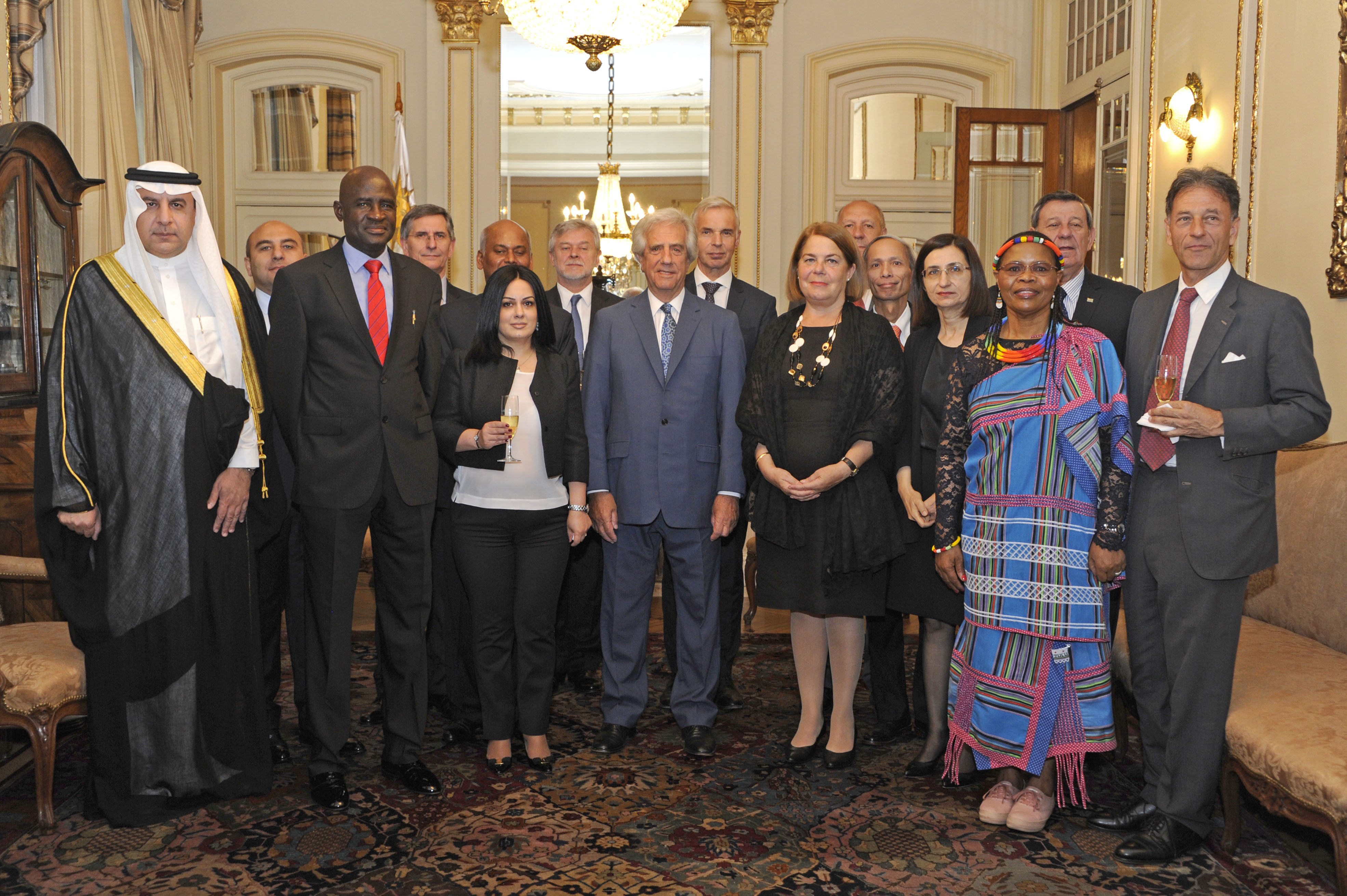Presidente de la República, Tabaré Vázquez, se fotografía con los embajadores que presentaron cartas credenciales