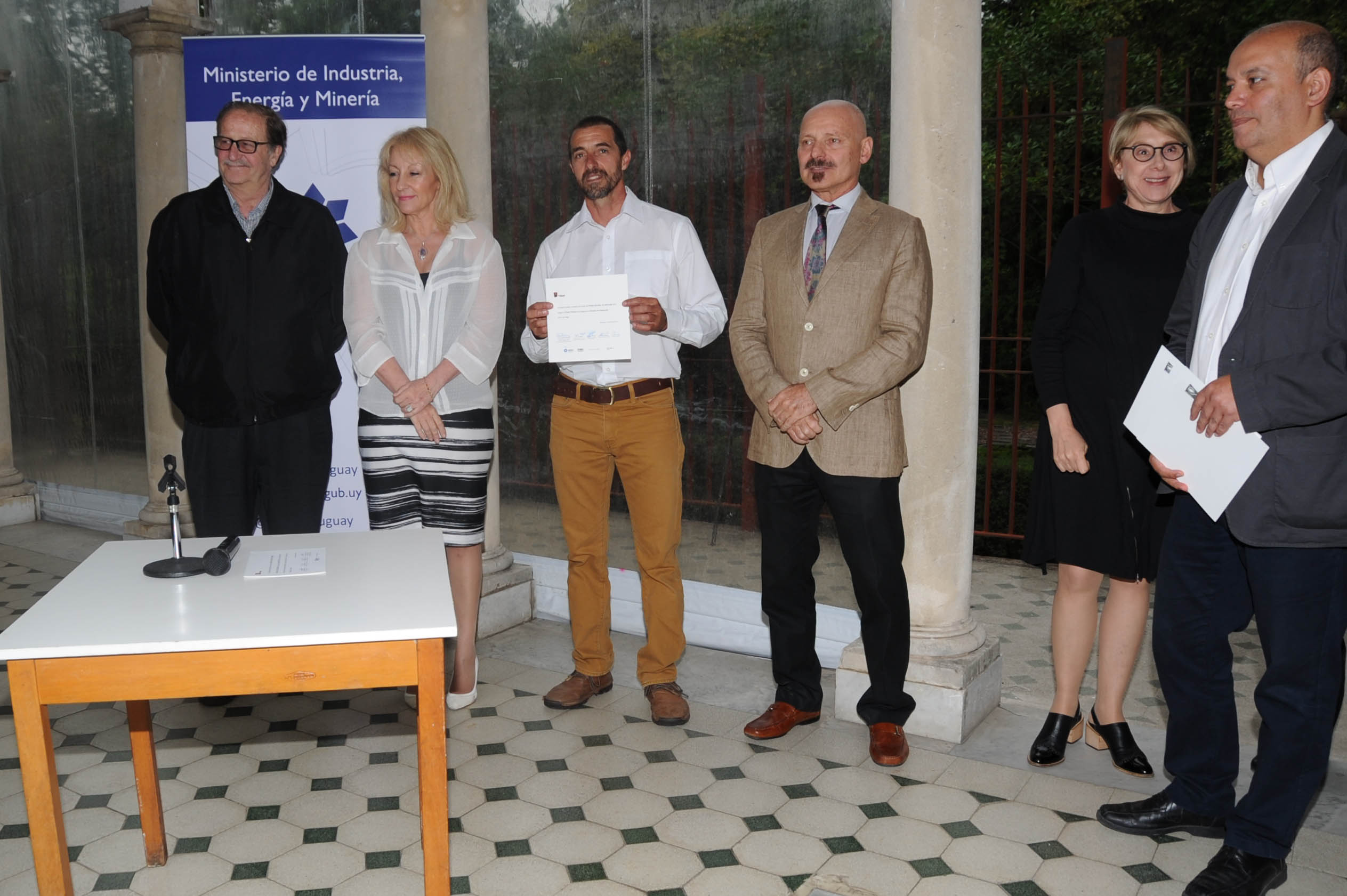 Cosse en premiación a los ganadores del Premio Nacional de Artesanía 2017