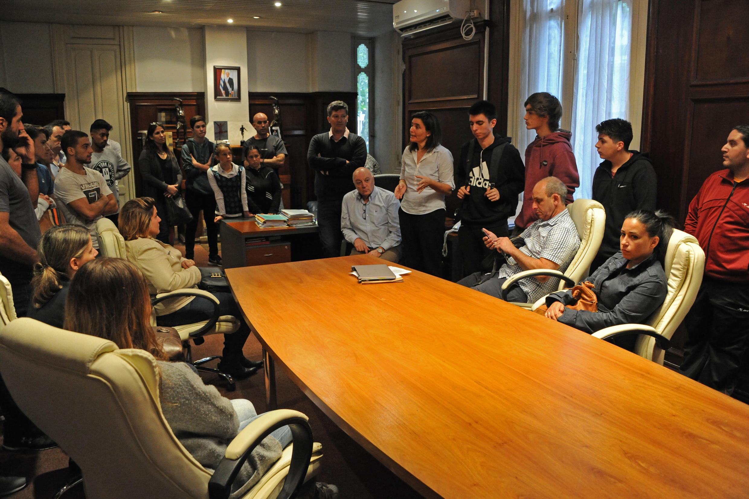 Fernando Cáceres dialoga con parte de la delegación de atletas que recibirán entrenamiento de alto rendimiento en China