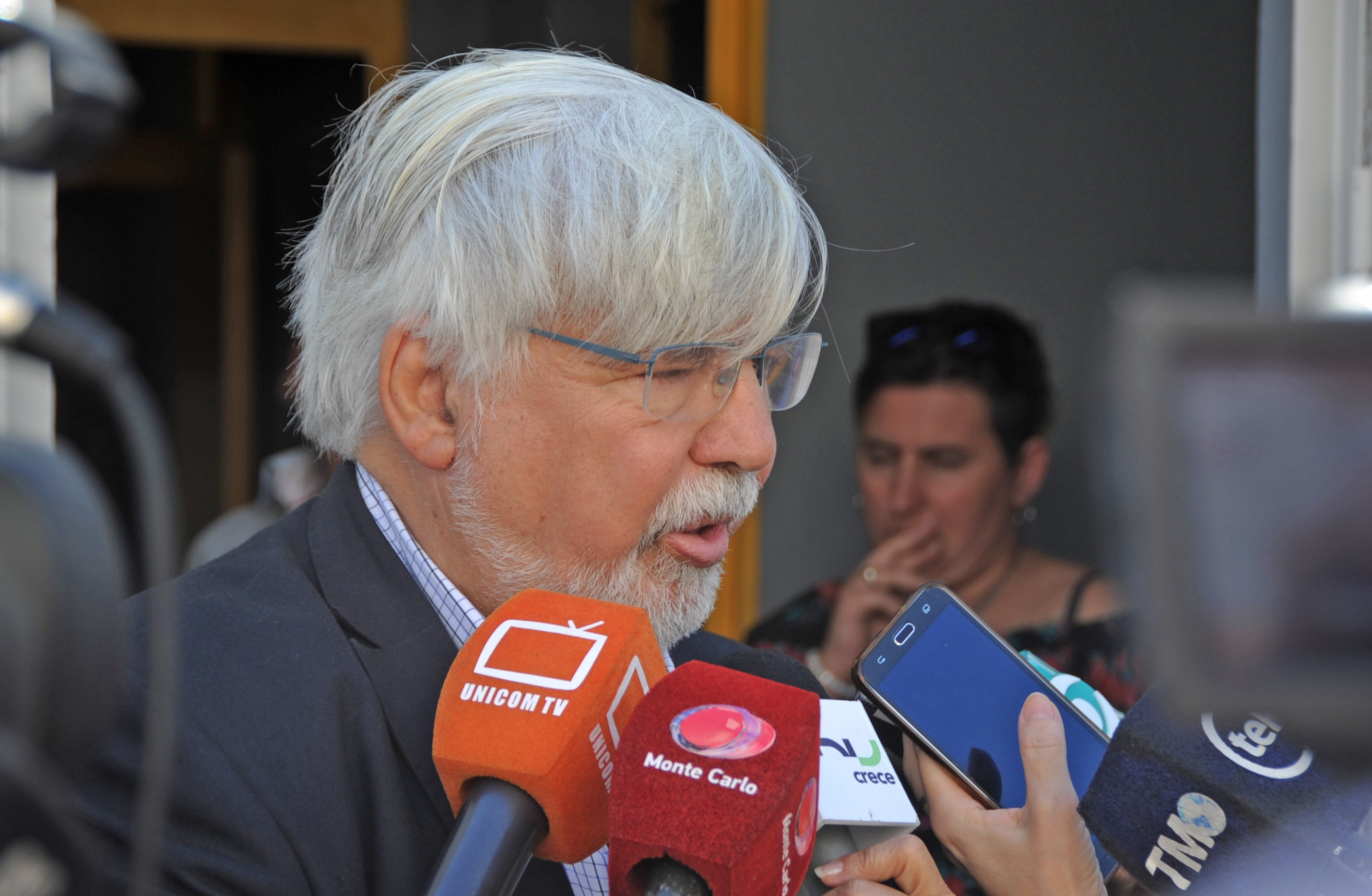 Ministro Eduardo Bonomi dialoga con la prensa