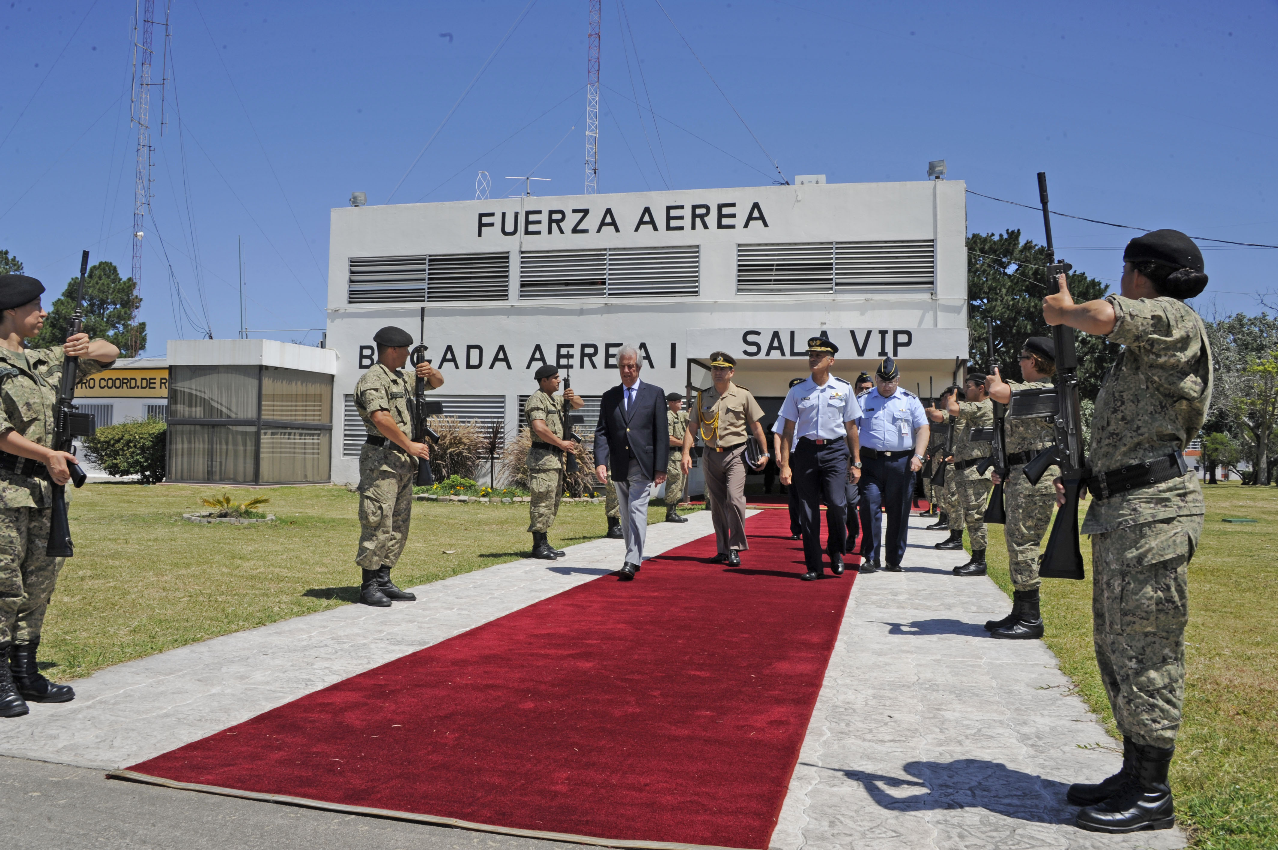 Vázquez se dirige del área militar del aeropuerto internacional de Carrasco Gral. Cesáreo Berisso, hacia la aeronave de la Fuerza Aérea Uruguaya